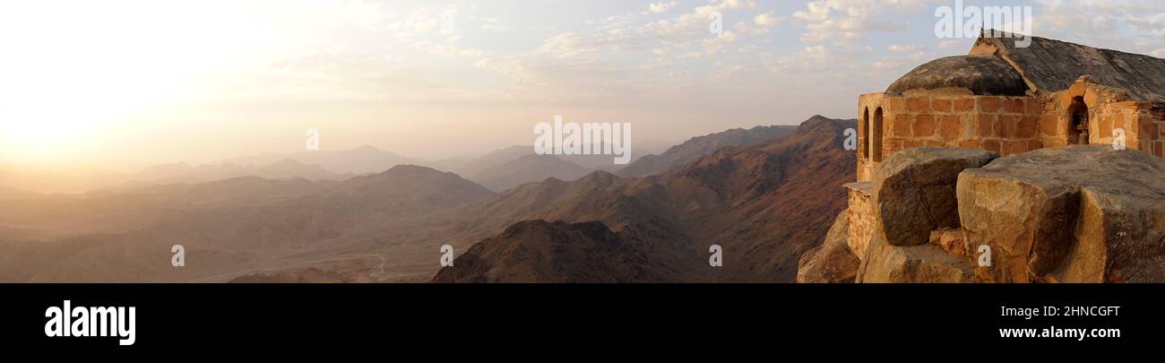 Bellissima alba sulla cima del monte Mousa in Egitto, Sinai meridionale. Un antico monastero sulla cima del Monte Mosè, sulla penisola del Sinai Foto Stock