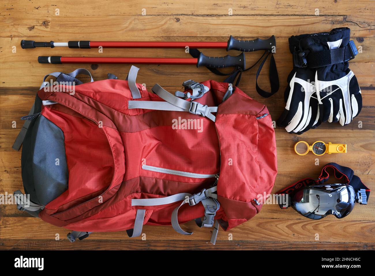 Escursioni paraphernalia. Shot di vari strumenti e attrezzature per un escursionista disposti su un tavolo. Foto Stock