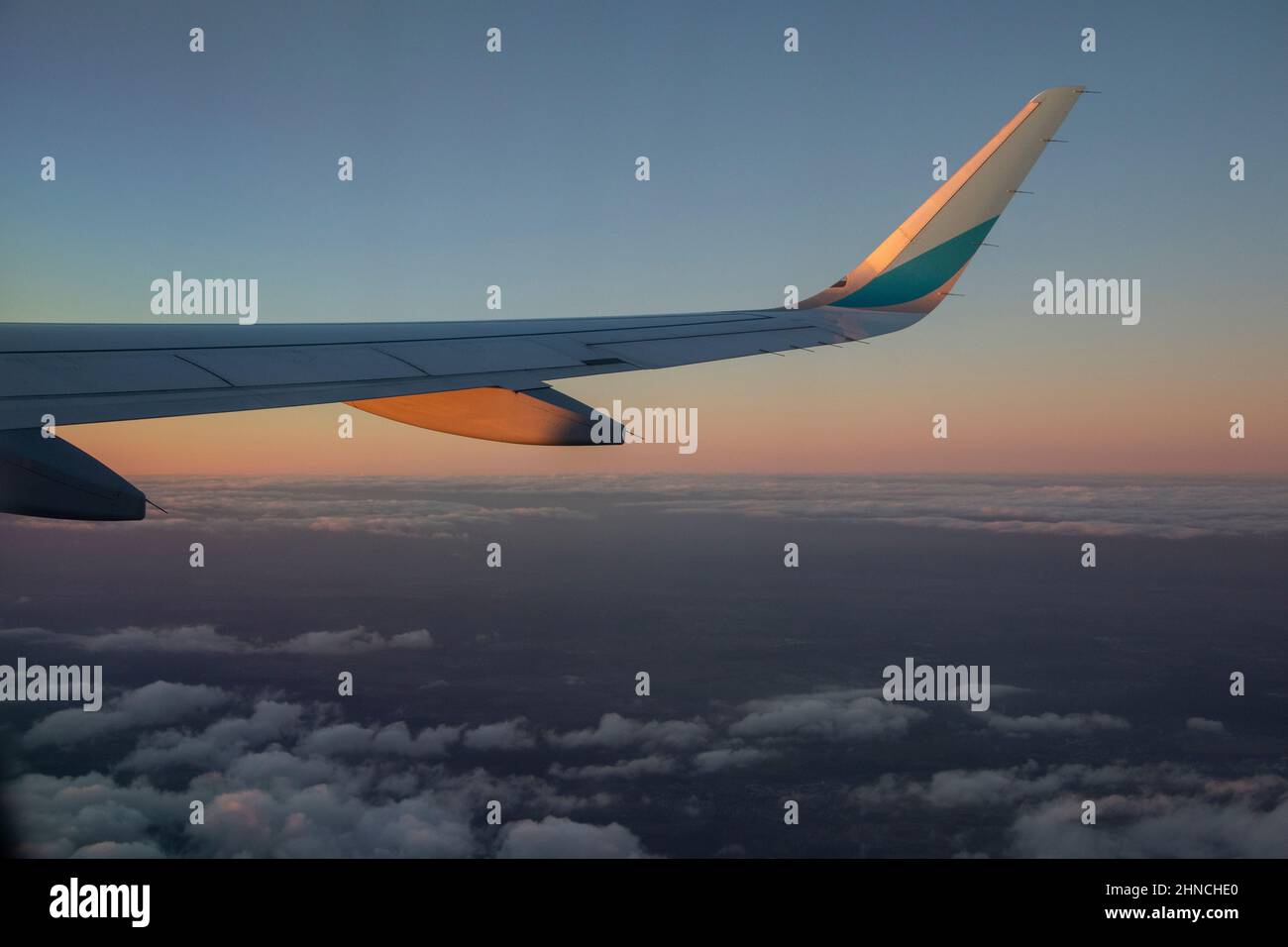 L'ala di un Eurowings Airbus A320 come fotografato dall'interno dell'aereo su un volo da Stoccarda a Londra al tramonto. Foto Stock