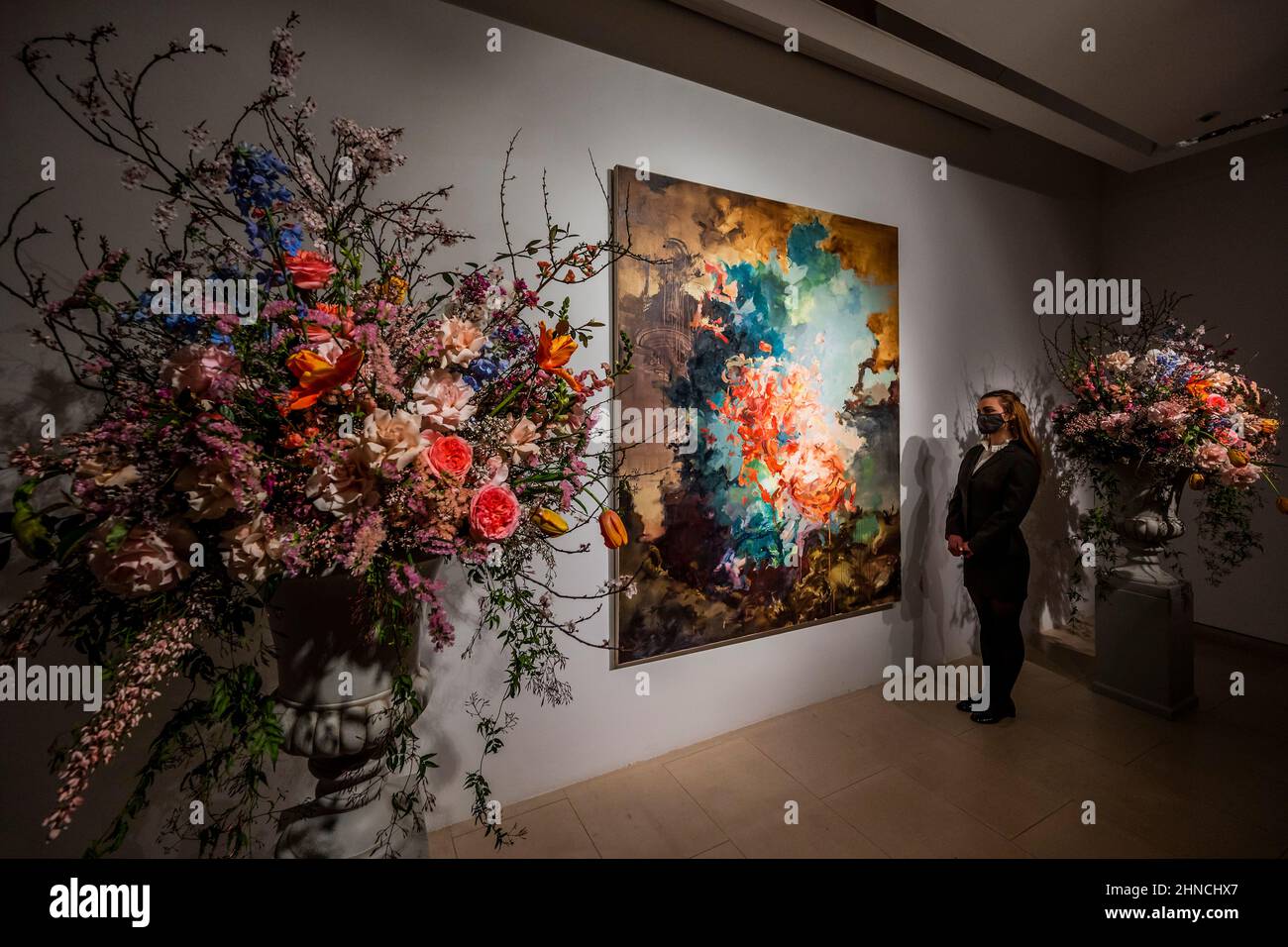 Londra, Regno Unito. 16th Feb 2022. Flora Yukhnovich's Tu vas me faire rougir (mi farete arrossire), come un momento clou contemporaneo all'interno di Christies 20th/21st secolo: London Evening sale il 1 marzo 2022. Flora Yuknovich è considerato una delle stelle nascenti del mondo dell'arte contemporanea e nell'ottobre 2021, il suo dipinto Puits d'amour (Wells of Love) venduto per £910.000, più di 45 volte la sua stima pre-vendita di £20.000. Credit: Guy Bell/Alamy Live News Foto Stock