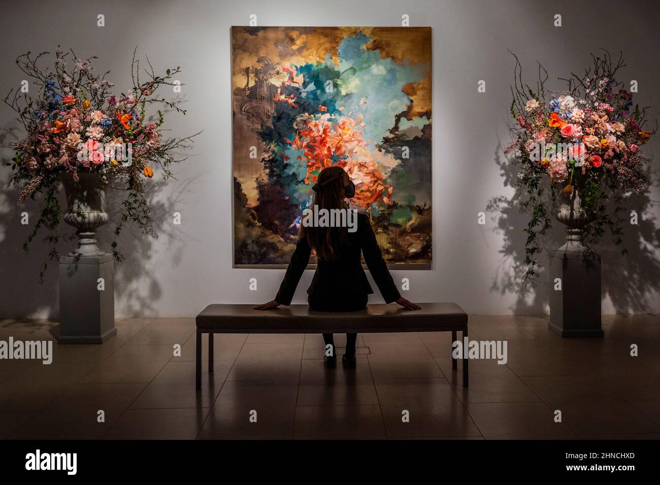 Londra, Regno Unito. 16th Feb 2022. Flora Yukhnovich's Tu vas me faire rougir (mi farete arrossire), come un momento clou contemporaneo all'interno di Christies 20th/21st secolo: London Evening sale il 1 marzo 2022. Flora Yuknovich è considerato una delle stelle nascenti del mondo dell'arte contemporanea e nell'ottobre 2021, il suo dipinto Puits d'amour (Wells of Love) venduto per £910.000, più di 45 volte la sua stima pre-vendita di £20.000. Credit: Guy Bell/Alamy Live News Foto Stock