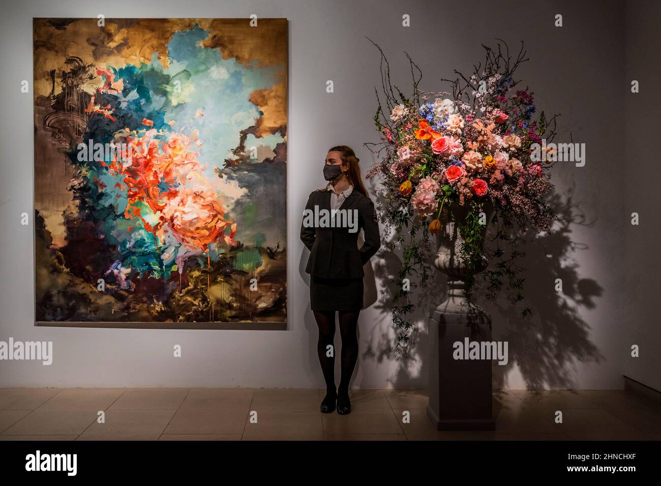 Londra, Regno Unito. 16th Feb 2022. Flora Yukhnovich's Tu vas me faire rougir (mi farete arrossire), come un momento clou contemporaneo all'interno di Christies 20th/21st secolo: London Evening sale il 1 marzo 2022. Flora Yuknovich è considerato una delle stelle nascenti del mondo dell'arte contemporanea e nell'ottobre 2021, il suo dipinto Puits d'amour (Wells of Love) venduto per £910.000, più di 45 volte la sua stima pre-vendita di £20.000. Credit: Guy Bell/Alamy Live News Foto Stock