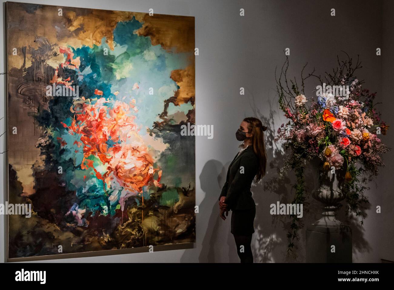 Londra, Regno Unito. 16th Feb 2022. Flora Yukhnovich's Tu vas me faire rougir (mi farete arrossire), come un momento clou contemporaneo all'interno di Christies 20th/21st secolo: London Evening sale il 1 marzo 2022. Flora Yuknovich è considerato una delle stelle nascenti del mondo dell'arte contemporanea e nell'ottobre 2021, il suo dipinto Puits d'amour (Wells of Love) venduto per £910.000, più di 45 volte la sua stima pre-vendita di £20.000. Credit: Guy Bell/Alamy Live News Foto Stock