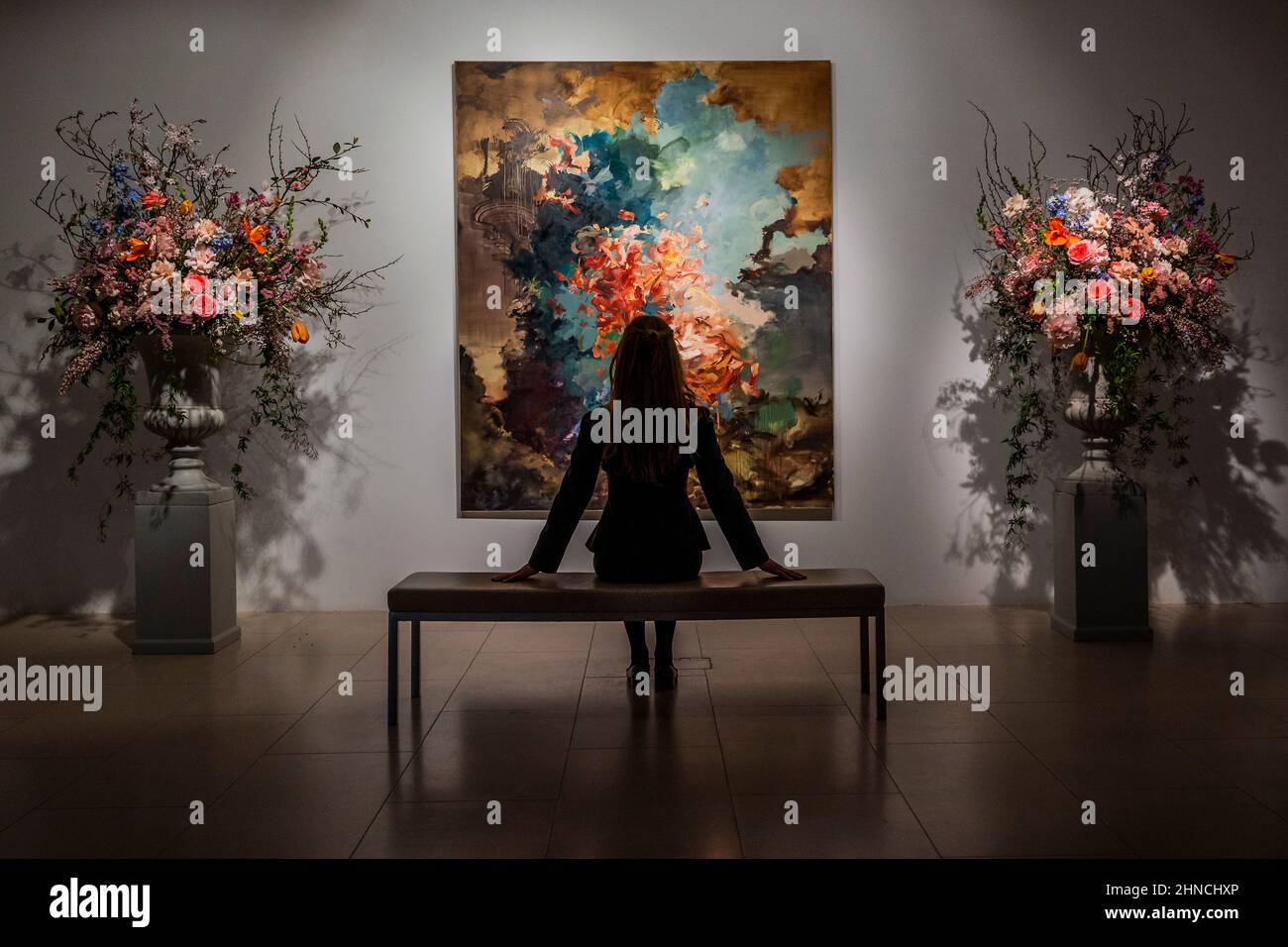 Londra, Regno Unito. 16th Feb 2022. Flora Yukhnovich's Tu vas me faire rougir (mi farete arrossire), come un momento clou contemporaneo all'interno di Christies 20th/21st secolo: London Evening sale il 1 marzo 2022. Flora Yuknovich è considerato una delle stelle nascenti del mondo dell'arte contemporanea e nell'ottobre 2021, il suo dipinto Puits d'amour (Wells of Love) venduto per £910.000, più di 45 volte la sua stima pre-vendita di £20.000. Credit: Guy Bell/Alamy Live News Foto Stock