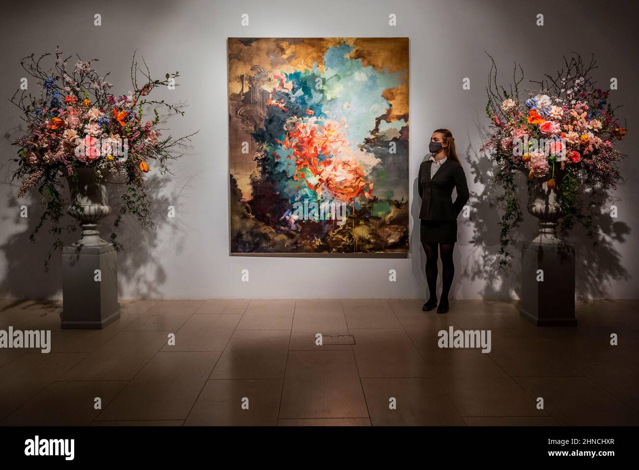 Londra, Regno Unito. 16th Feb 2022. Flora Yukhnovich's Tu vas me faire rougir (mi farete arrossire), come un momento clou contemporaneo all'interno di Christies 20th/21st secolo: London Evening sale il 1 marzo 2022. Flora Yuknovich è considerato una delle stelle nascenti del mondo dell'arte contemporanea e nell'ottobre 2021, il suo dipinto Puits d'amour (Wells of Love) venduto per £910.000, più di 45 volte la sua stima pre-vendita di £20.000. Credit: Guy Bell/Alamy Live News Foto Stock