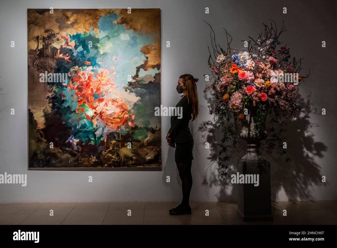 Londra, Regno Unito. 16th Feb 2022. Flora Yukhnovich's Tu vas me faire rougir (mi farete arrossire), come un momento clou contemporaneo all'interno di Christies 20th/21st secolo: London Evening sale il 1 marzo 2022. Flora Yuknovich è considerato una delle stelle nascenti del mondo dell'arte contemporanea e nell'ottobre 2021, il suo dipinto Puits d'amour (Wells of Love) venduto per £910.000, più di 45 volte la sua stima pre-vendita di £20.000. Credit: Guy Bell/Alamy Live News Foto Stock