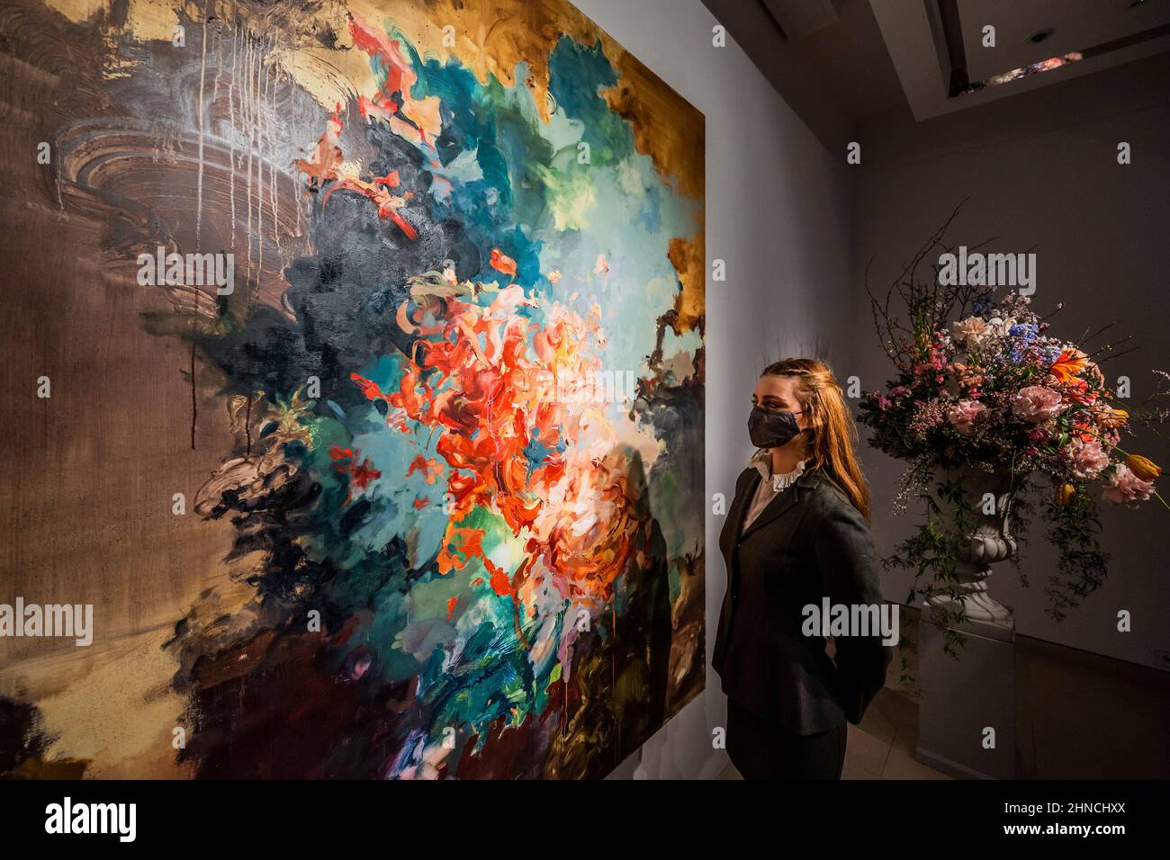 Londra, Regno Unito. 16th Feb 2022. Flora Yukhnovich's Tu vas me faire rougir (mi farete arrossire), come un momento clou contemporaneo all'interno di Christies 20th/21st secolo: London Evening sale il 1 marzo 2022. Flora Yuknovich è considerato una delle stelle nascenti del mondo dell'arte contemporanea e nell'ottobre 2021, il suo dipinto Puits d'amour (Wells of Love) venduto per £910.000, più di 45 volte la sua stima pre-vendita di £20.000. Credit: Guy Bell/Alamy Live News Foto Stock