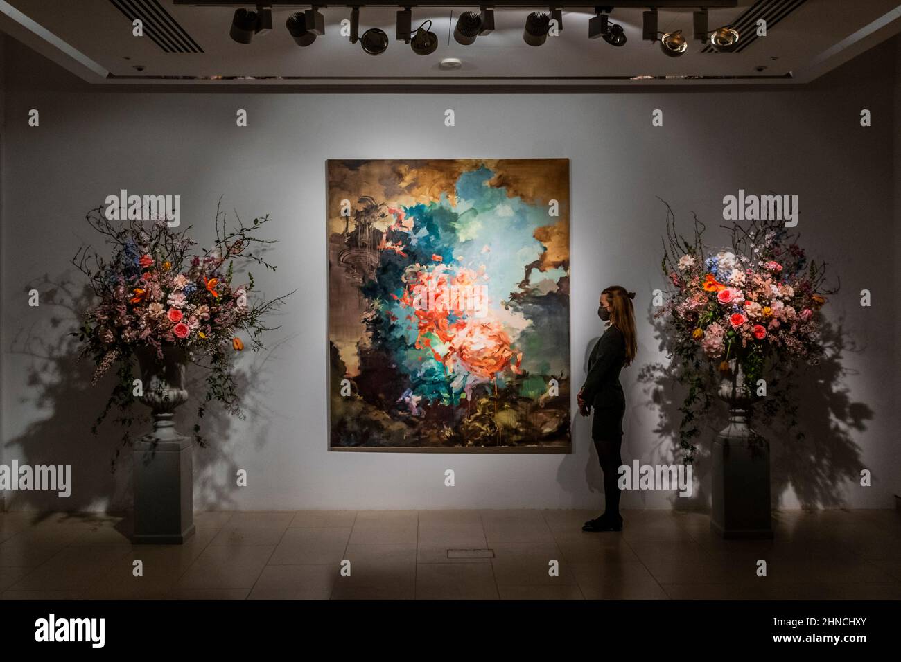 Londra, Regno Unito. 16th Feb 2022. Flora Yukhnovich's Tu vas me faire rougir (mi farete arrossire), come un momento clou contemporaneo all'interno di Christies 20th/21st secolo: London Evening sale il 1 marzo 2022. Flora Yuknovich è considerato una delle stelle nascenti del mondo dell'arte contemporanea e nell'ottobre 2021, il suo dipinto Puits d'amour (Wells of Love) venduto per £910.000, più di 45 volte la sua stima pre-vendita di £20.000. Credit: Guy Bell/Alamy Live News Foto Stock