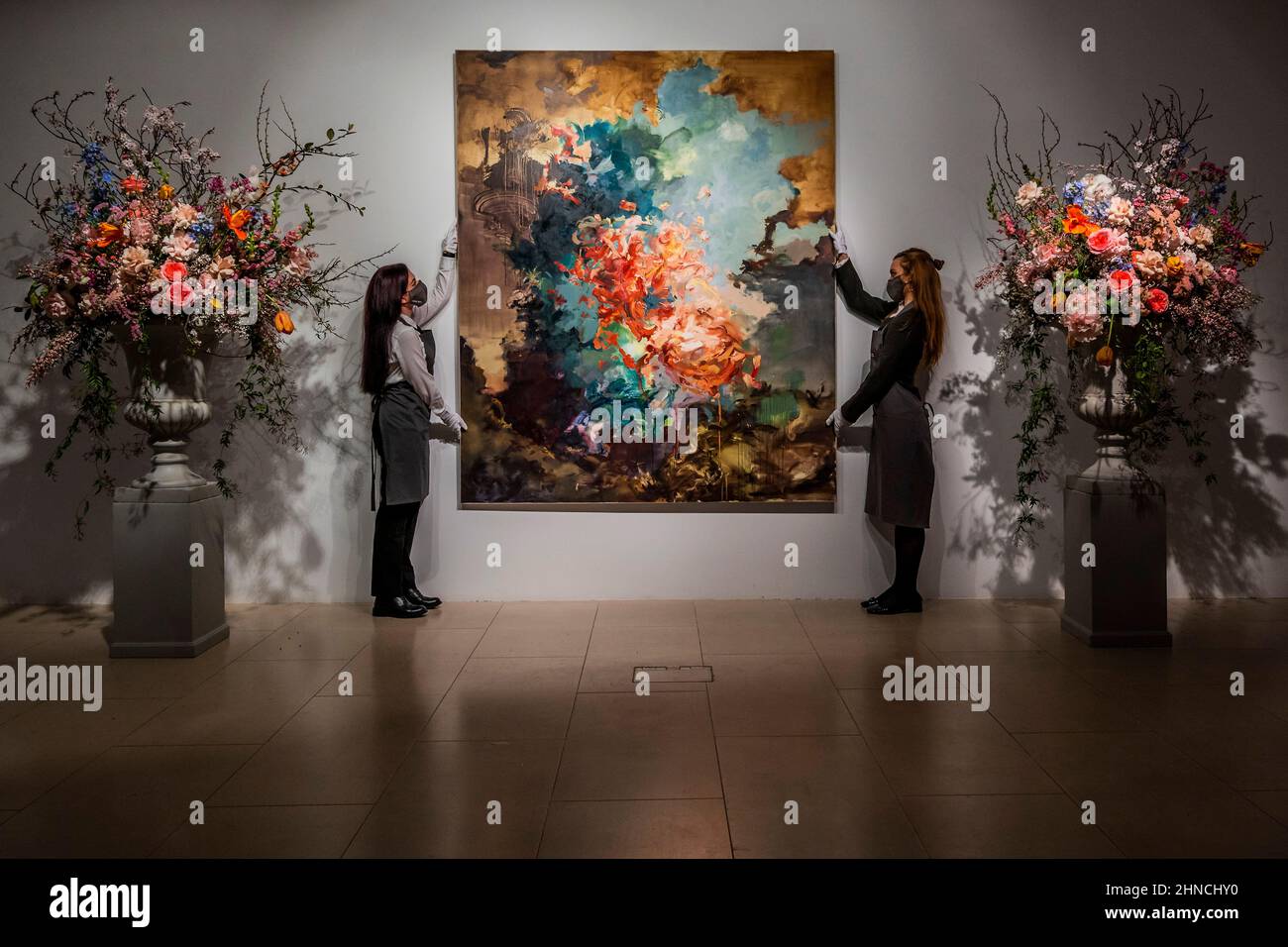 Londra, Regno Unito. 16th Feb 2022. Flora Yukhnovich's Tu vas me faire rougir (mi farete arrossire), come un momento clou contemporaneo all'interno di Christies 20th/21st secolo: London Evening sale il 1 marzo 2022. Flora Yuknovich è considerato una delle stelle nascenti del mondo dell'arte contemporanea e nell'ottobre 2021, il suo dipinto Puits d'amour (Wells of Love) venduto per £910.000, più di 45 volte la sua stima pre-vendita di £20.000. Credit: Guy Bell/Alamy Live News Foto Stock