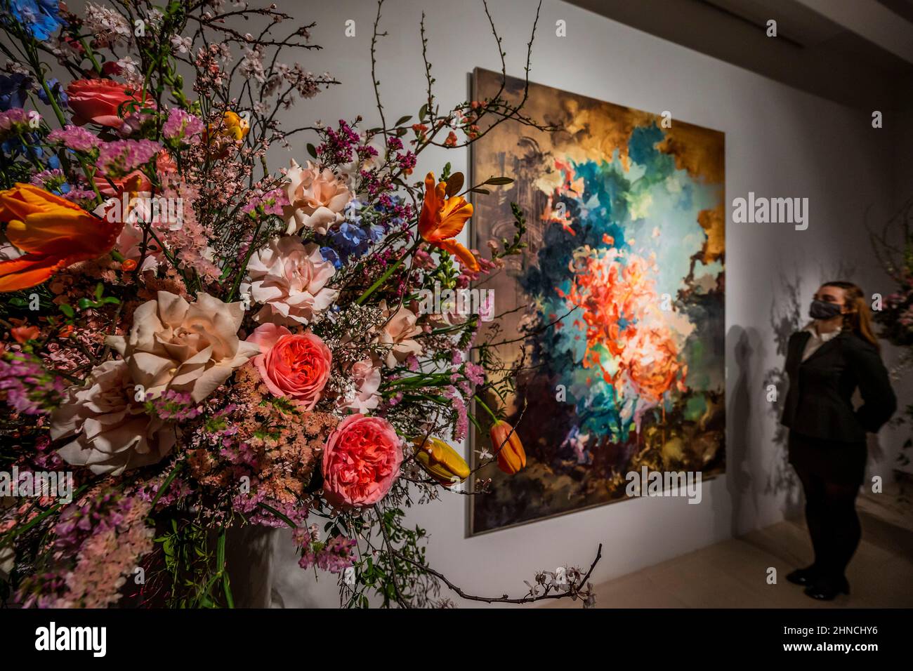 Londra, Regno Unito. 16th Feb 2022. Flora Yukhnovich's Tu vas me faire rougir (mi farete arrossire), come un momento clou contemporaneo all'interno di Christies 20th/21st secolo: London Evening sale il 1 marzo 2022. Flora Yuknovich è considerato una delle stelle nascenti del mondo dell'arte contemporanea e nell'ottobre 2021, il suo dipinto Puits d'amour (Wells of Love) venduto per £910.000, più di 45 volte la sua stima pre-vendita di £20.000. Credit: Guy Bell/Alamy Live News Foto Stock