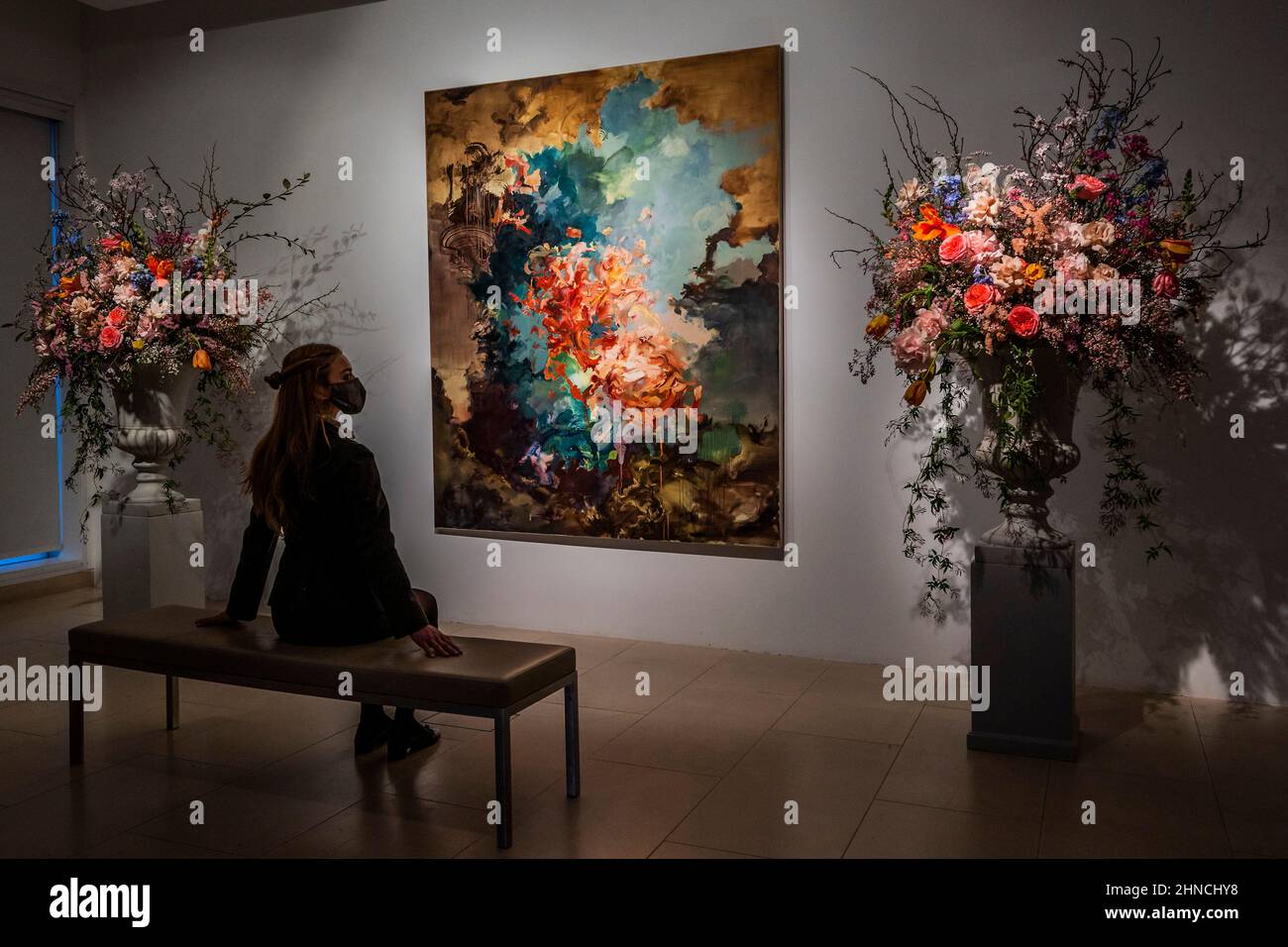 Londra, Regno Unito. 16th Feb 2022. Flora Yukhnovich's Tu vas me faire rougir (mi farete arrossire), come un momento clou contemporaneo all'interno di Christies 20th/21st secolo: London Evening sale il 1 marzo 2022. Flora Yuknovich è considerato una delle stelle nascenti del mondo dell'arte contemporanea e nell'ottobre 2021, il suo dipinto Puits d'amour (Wells of Love) venduto per £910.000, più di 45 volte la sua stima pre-vendita di £20.000. Credit: Guy Bell/Alamy Live News Foto Stock