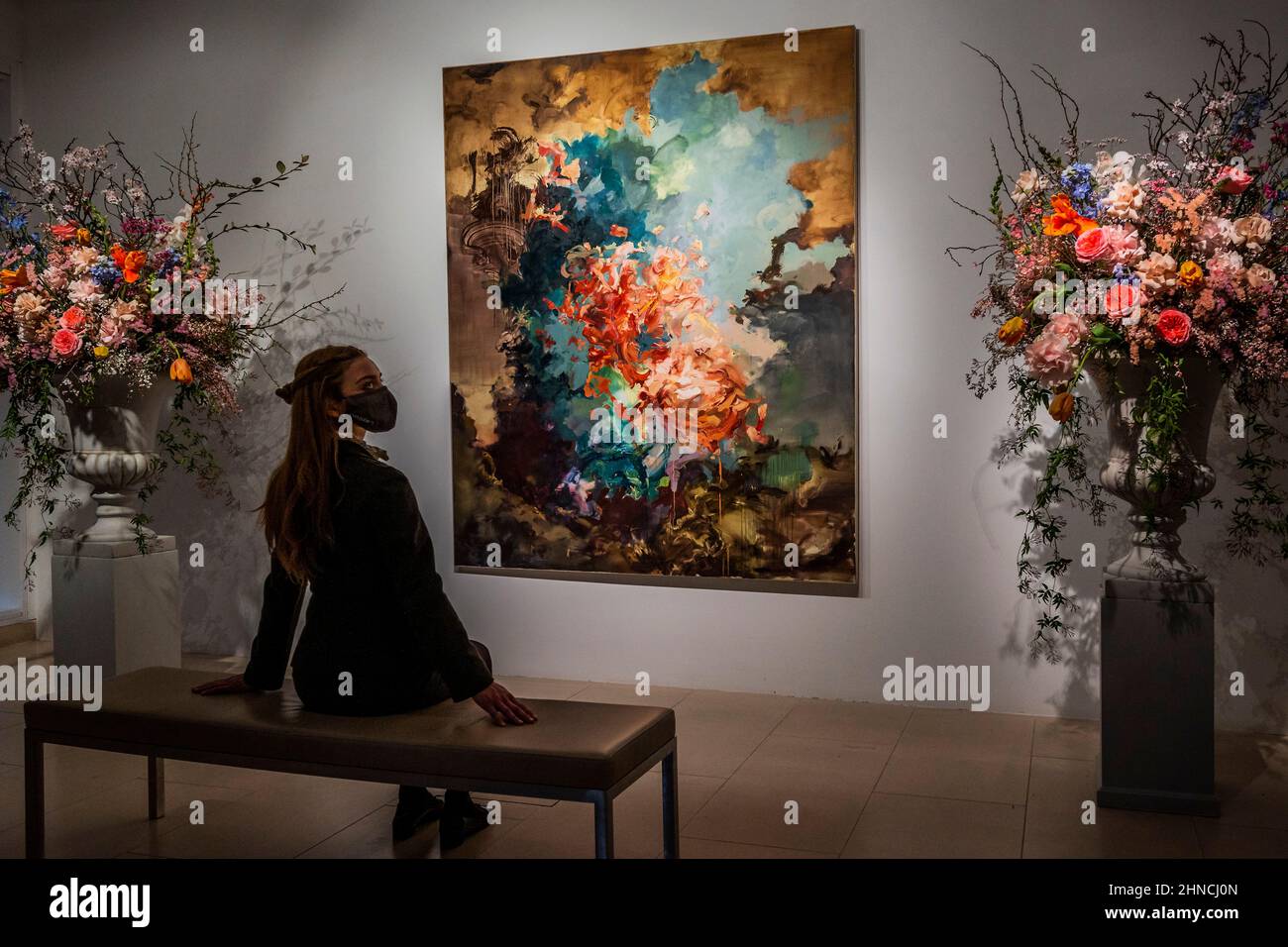 Londra, Regno Unito. 16th Feb 2022. Flora Yukhnovich's Tu vas me faire rougir (mi farete arrossire), come un momento clou contemporaneo all'interno di Christies 20th/21st secolo: London Evening sale il 1 marzo 2022. Flora Yuknovich è considerato una delle stelle nascenti del mondo dell'arte contemporanea e nell'ottobre 2021, il suo dipinto Puits d'amour (Wells of Love) venduto per £910.000, più di 45 volte la sua stima pre-vendita di £20.000. Credit: Guy Bell/Alamy Live News Foto Stock