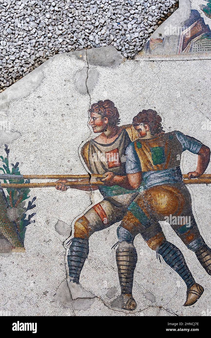 Mosaico raffigurante soldati con lance che combattevano dal periodo bizantino al Grande Palazzo di Costantinopoli. Museo dei mosaici del Grande Palazzo, Istanbul. Foto Stock