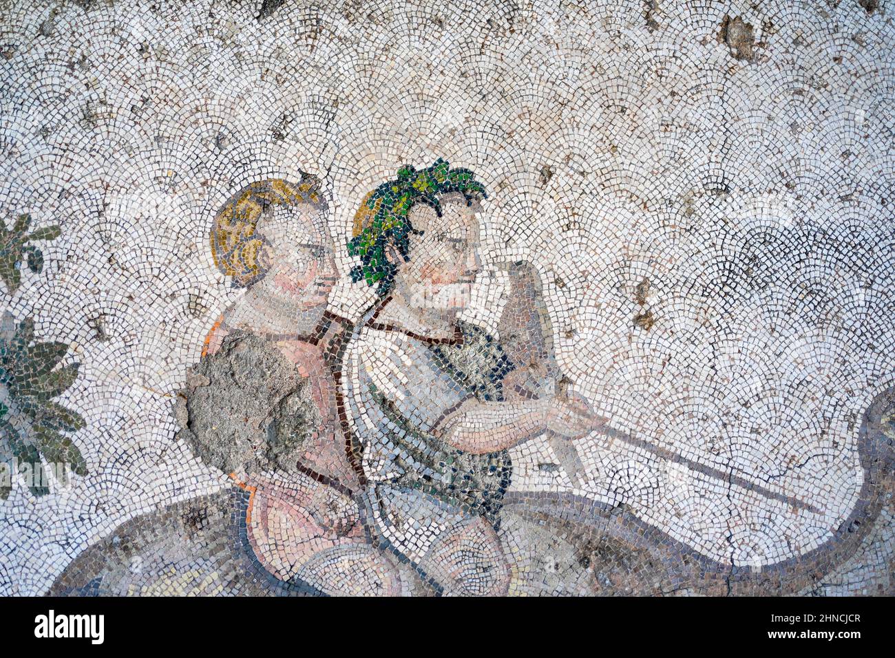 Mosaico raffigurante due bambini che cavalcano su un cammello di epoca bizantina al Grande Palazzo di Costantinopoli. Museo dei mosaici del Grande Palazzo. Istanbul. Foto Stock