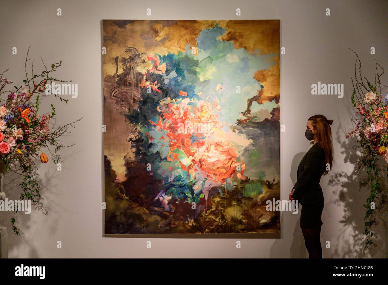 Christie’s, Londra, Regno Unito. 16 febbraio 2022. Un momento clou contemporaneo nel 20th/21st secolo: London Evening sale il 1 marzo 2022 a Christie’s is Flora Yukhnovich’s Tu vas me faire rougir (you've going to make me blush), 2017, stima £250.000-350.000, posato con il membro del personale della galleria. Il dipinto si ispira al capolavoro rococò di Fragonard del 18th secolo, The Swing. Credit: Malcolm Park/Alamy Live News. Foto Stock