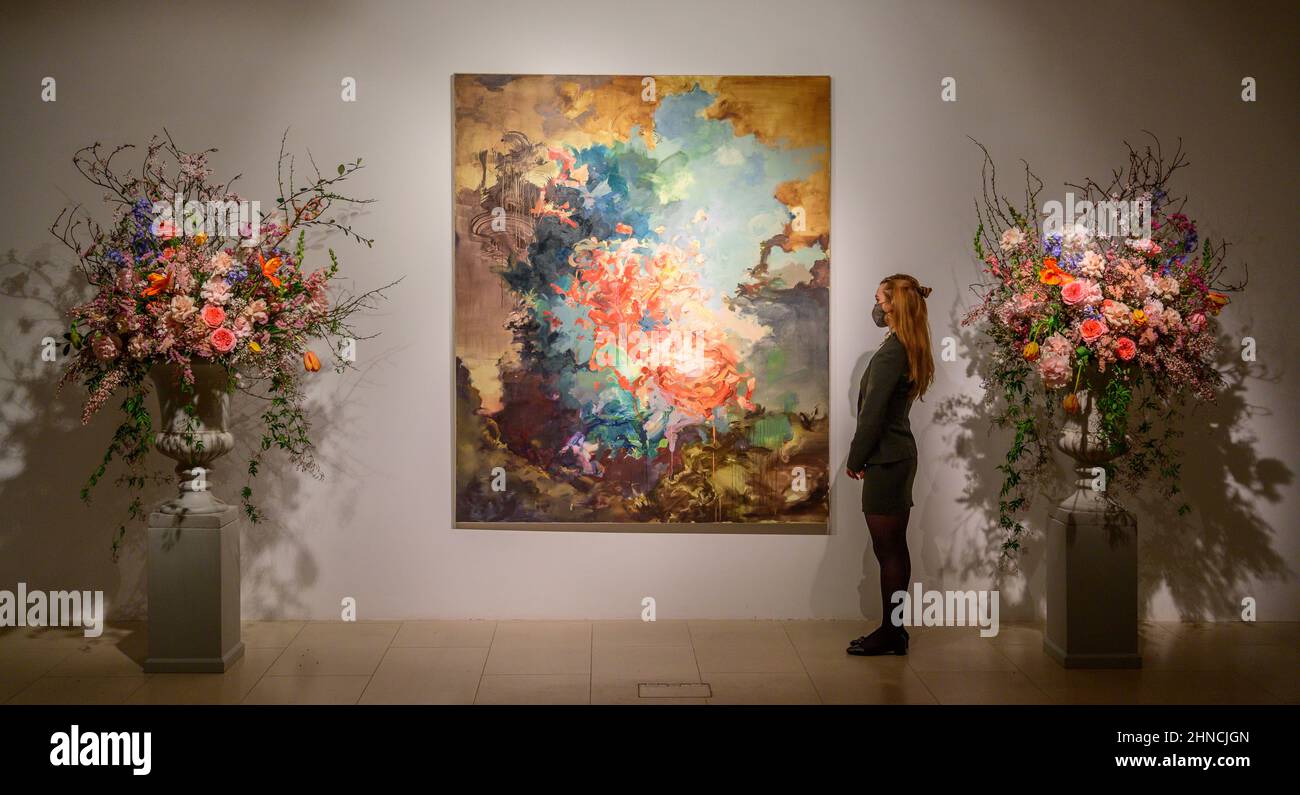 Christie’s, Londra, Regno Unito. 16 febbraio 2022. Un momento clou contemporaneo nel 20th/21st secolo: London Evening sale il 1 marzo 2022 a Christie’s is Flora Yukhnovich’s Tu vas me faire rougir (you've going to make me blush), 2017, stima £250.000-350.000, posato con il membro del personale della galleria. Il dipinto si ispira al capolavoro rococò di Fragonard del 18th secolo, The Swing. Credit: Malcolm Park/Alamy Live News. Foto Stock