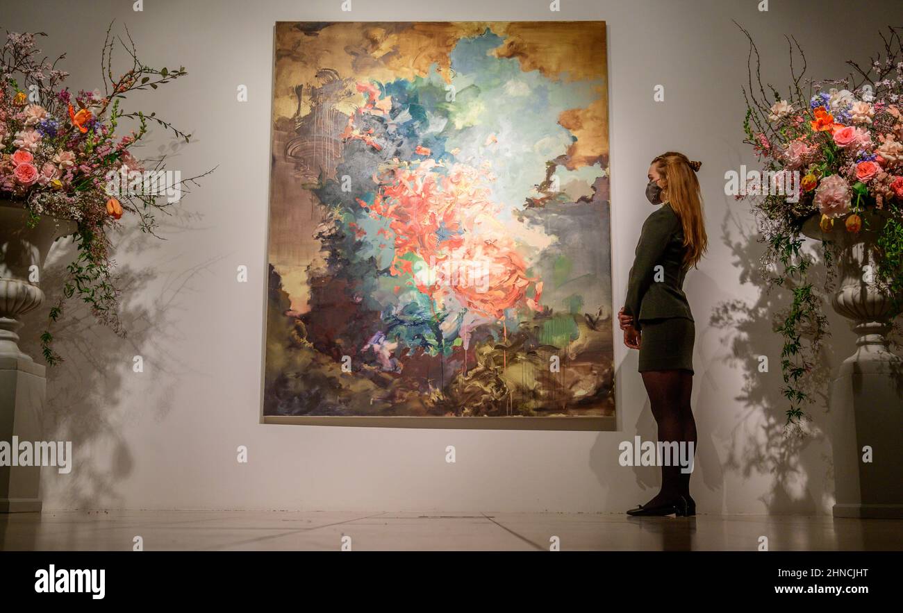 Christie’s, Londra, Regno Unito. 16 febbraio 2022. Un momento clou contemporaneo nel 20th/21st secolo: London Evening sale il 1 marzo 2022 a Christie’s is Flora Yukhnovich’s Tu vas me faire rougir (you've going to make me blush), 2017, stima £250.000-350.000, posato con il membro del personale della galleria. Il dipinto si ispira al capolavoro rococò di Fragonard del 18th secolo, The Swing. Credit: Malcolm Park/Alamy Live News. Foto Stock