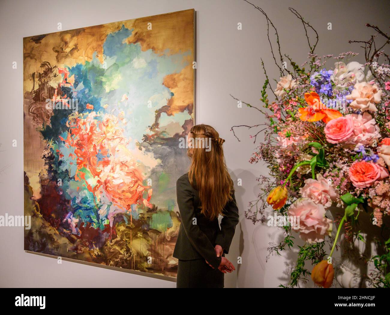 Christie’s, Londra, Regno Unito. 16 febbraio 2022. Un momento clou contemporaneo nel 20th/21st secolo: London Evening sale il 1 marzo 2022 a Christie’s is Flora Yukhnovich’s Tu vas me faire rougir (you've going to make me blush), 2017, stima £250.000-350.000, posato con il membro del personale della galleria. Il dipinto si ispira al capolavoro rococò di Fragonard del 18th secolo, The Swing. Credit: Malcolm Park/Alamy Live News. Foto Stock