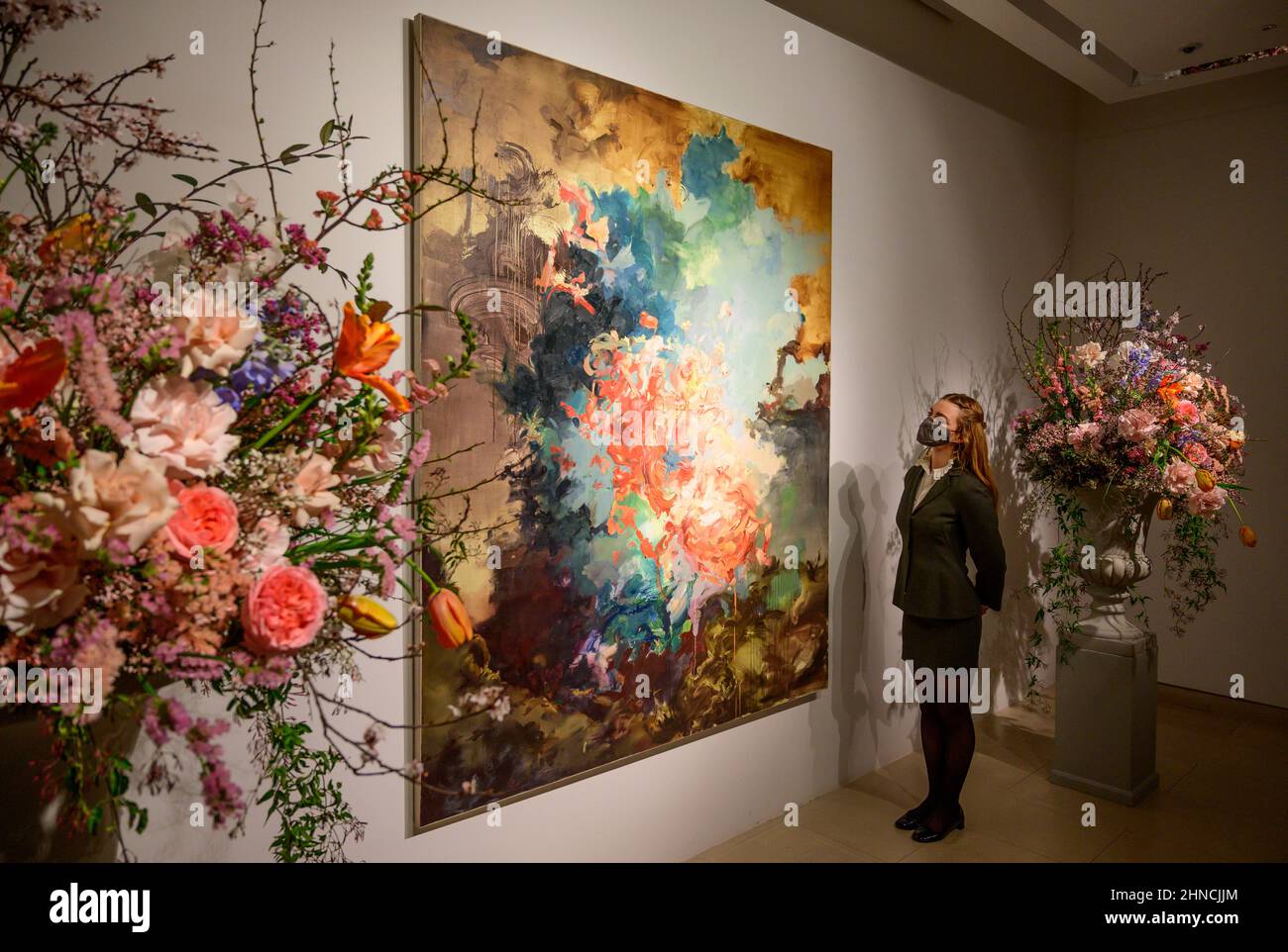 Christie’s, Londra, Regno Unito. 16 febbraio 2022. Un momento clou contemporaneo nel 20th/21st secolo: London Evening sale il 1 marzo 2022 a Christie’s is Flora Yukhnovich’s Tu vas me faire rougir (you've going to make me blush), 2017, stima £250.000-350.000, posato con il membro del personale della galleria. Il dipinto si ispira al capolavoro rococò di Fragonard del 18th secolo, The Swing. Credit: Malcolm Park/Alamy Live News. Foto Stock