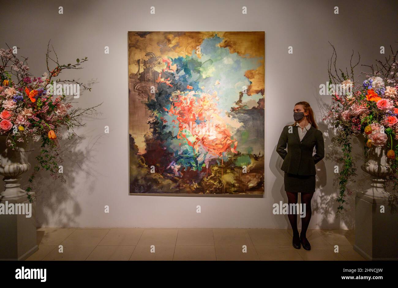 Christie’s, Londra, Regno Unito. 16 febbraio 2022. Un momento clou contemporaneo nel 20th/21st secolo: London Evening sale il 1 marzo 2022 a Christie’s is Flora Yukhnovich’s Tu vas me faire rougir (you've going to make me blush), 2017, stima £250.000-350.000, posato con il membro del personale della galleria. Il dipinto si ispira al capolavoro rococò di Fragonard del 18th secolo, The Swing. Credit: Malcolm Park/Alamy Live News. Foto Stock