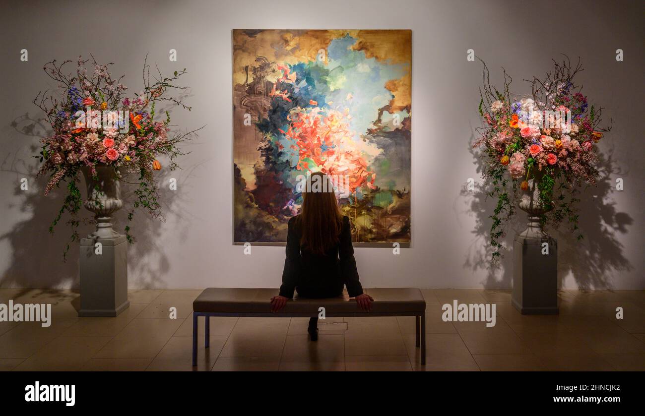 Christie’s, Londra, Regno Unito. 16 febbraio 2022. Un momento clou contemporaneo nel 20th/21st secolo: London Evening sale il 1 marzo 2022 a Christie’s is Flora Yukhnovich’s Tu vas me faire rougir (you've going to make me blush), 2017, stima £250.000-350.000, posato con il membro del personale della galleria. Il dipinto si ispira al capolavoro rococò di Fragonard del 18th secolo, The Swing. Credit: Malcolm Park/Alamy Live News. Foto Stock