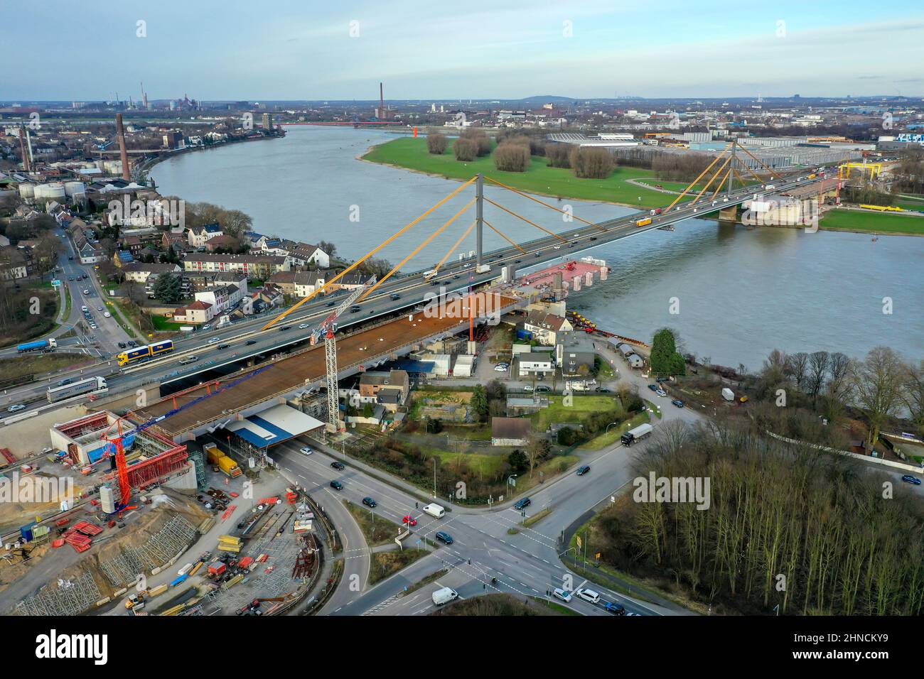 Duisburg, Renania settentrionale-Vestfalia, Germania - Nuova costruzione del ponte sul Reno del A40 Neuenkamp. Il ponte della superstrada sul Reno a Duisburg tra Foto Stock
