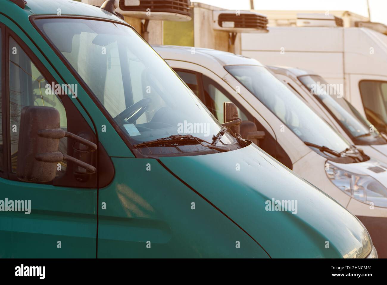 Minivan sul parcheggio, furgoni commerciali allineati, fuoco selettivo Foto Stock