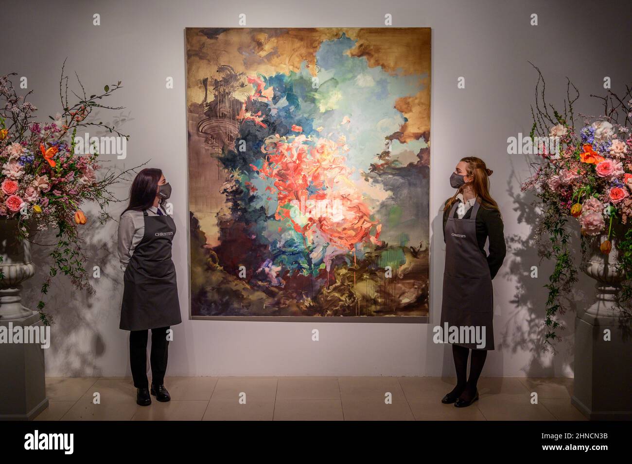 Christie’s, Londra, Regno Unito. 16 febbraio 2022. Un momento clou contemporaneo nel 20th/21st secolo: London Evening sale il 1 marzo 2022 a Christie’s is Flora Yukhnovich’s Tu vas me faire rougir (you've going to make me blush), 2017, stima £250.000-350.000, posato con il membro del personale della galleria. Il dipinto si ispira al capolavoro rococò di Fragonard del 18th secolo, The Swing. Credit: Malcolm Park/Alamy Foto Stock