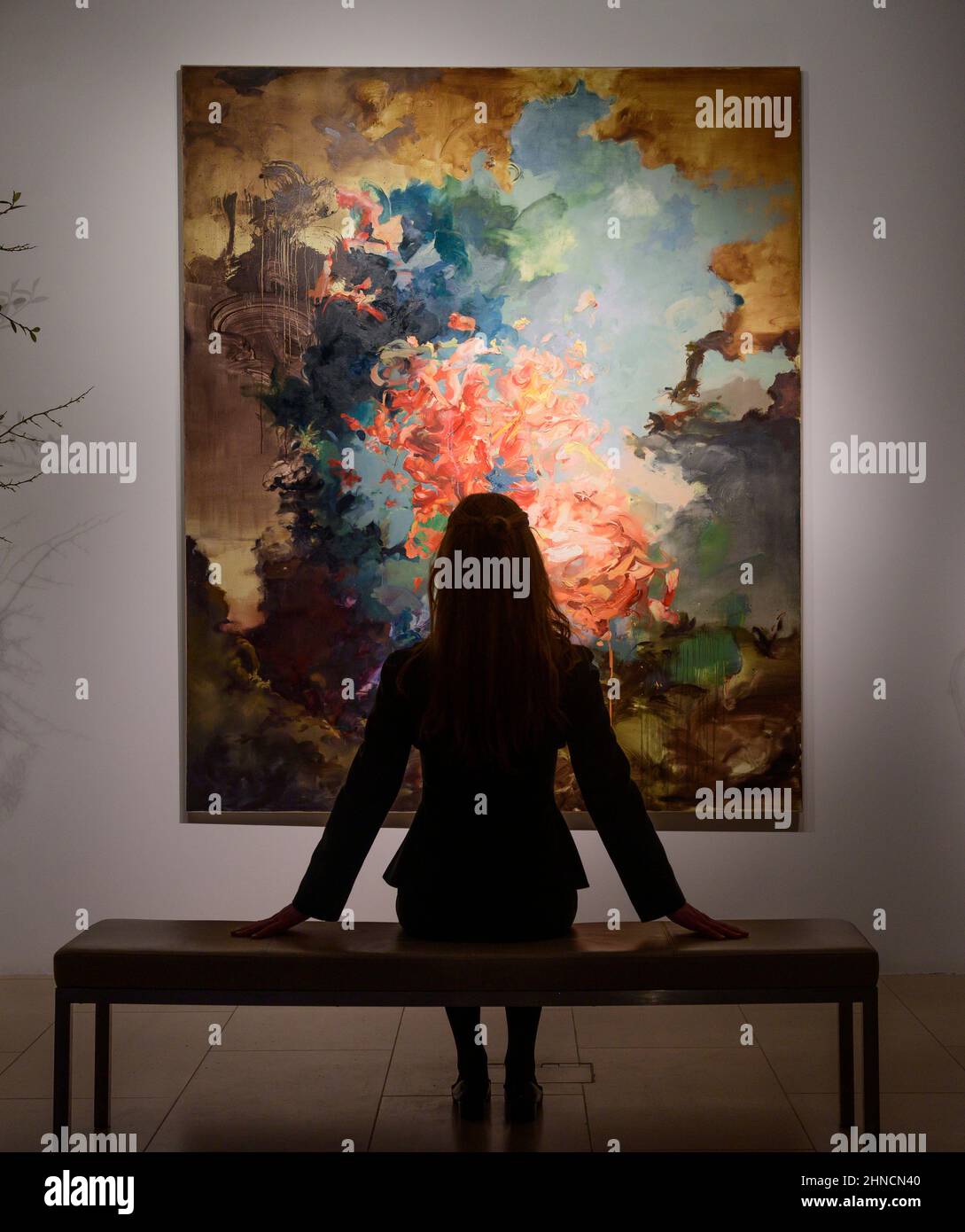 Christie’s, Londra, Regno Unito. 16 febbraio 2022. Un momento clou contemporaneo nel 20th/21st secolo: London Evening sale il 1 marzo 2022 a Christie’s is Flora Yukhnovich’s Tu vas me faire rougir (you've going to make me blush), 2017, stima £250.000-350.000, posato con il membro del personale della galleria. Il dipinto si ispira al capolavoro rococò di Fragonard del 18th secolo, The Swing. Credit: Malcolm Park/Alamy Foto Stock