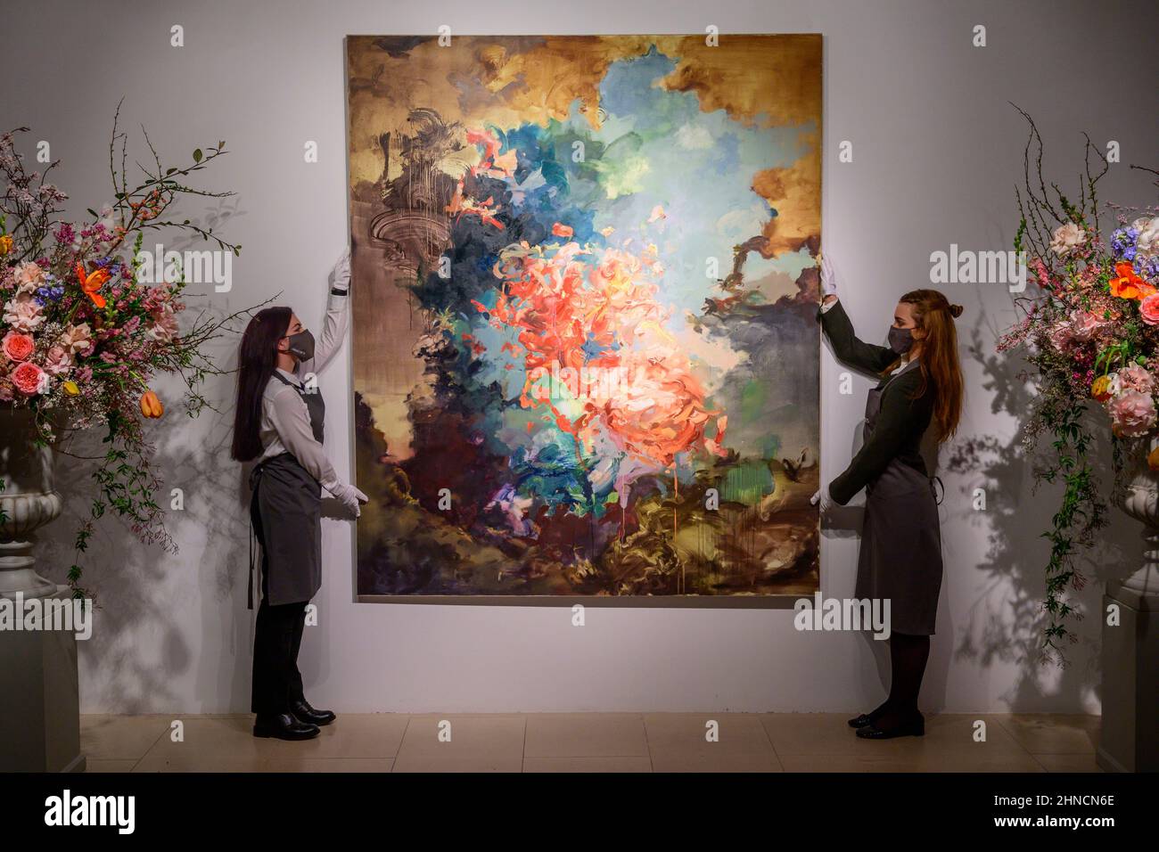 Christie’s, Londra, Regno Unito. 16 febbraio 2022. Un momento clou contemporaneo nel 20th/21st secolo: London Evening sale il 1 marzo 2022 a Christie’s is Flora Yukhnovich’s Tu vas me faire rougir (you've going to make me blush), 2017, stima £250.000-350.000, posato con il membro del personale della galleria. Il dipinto si ispira al capolavoro rococò di Fragonard del 18th secolo, The Swing. Credit: Malcolm Park/Alamy Live News. Foto Stock