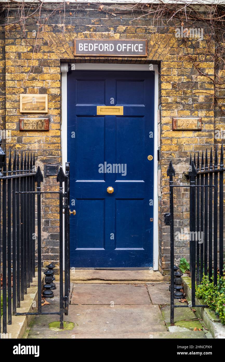 The Bedford Estate London - l'ingresso al Bedford Estates Office. L'azienda è il più grande proprietario privato di terreni a Bloomsbury, nel centro di Londra. Foto Stock