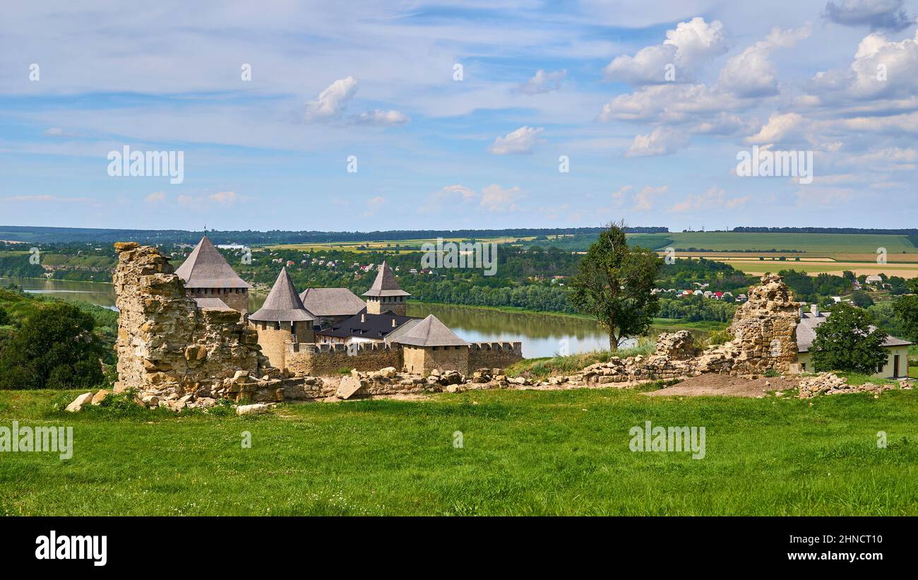 Scavi archeologici nei pressi della vecchia fortezza vicino al fiume estivo Foto Stock