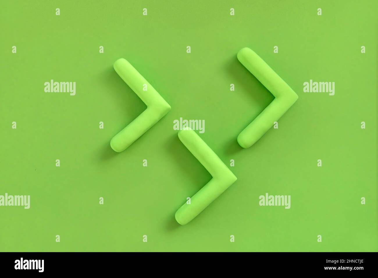 Frecce verdi che puntano a destra. Freccia tridimensionale che mostra la direzione su sfondo neutro. Concetto di sviluppo, andare verde o targ direzione Foto Stock