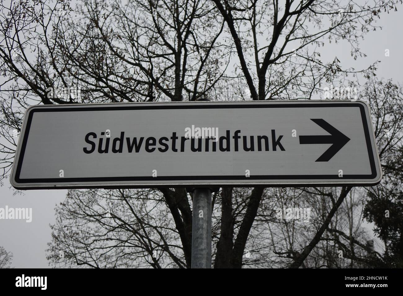 Kaiserslautern, Germania, segnale di direzione bianco e nero con freccia destra che indica la strada per la stazione pubblica di Südwestrundfunk (SWR) Foto Stock