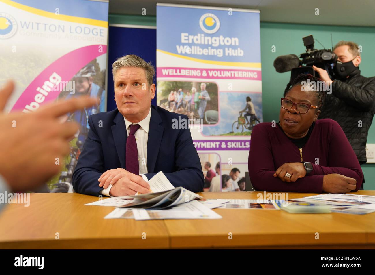 Il leader del lavoro Keir Starmer in un hub della comunità durante una visita a Erdington a Birmingham per sostenere il candidato laburista per le elezioni Paulette Hamilton e parlare del pilastro rispetto del suo contratto con il popolo britannico. Data foto: Mercoledì 16 febbraio 2022. Foto Stock