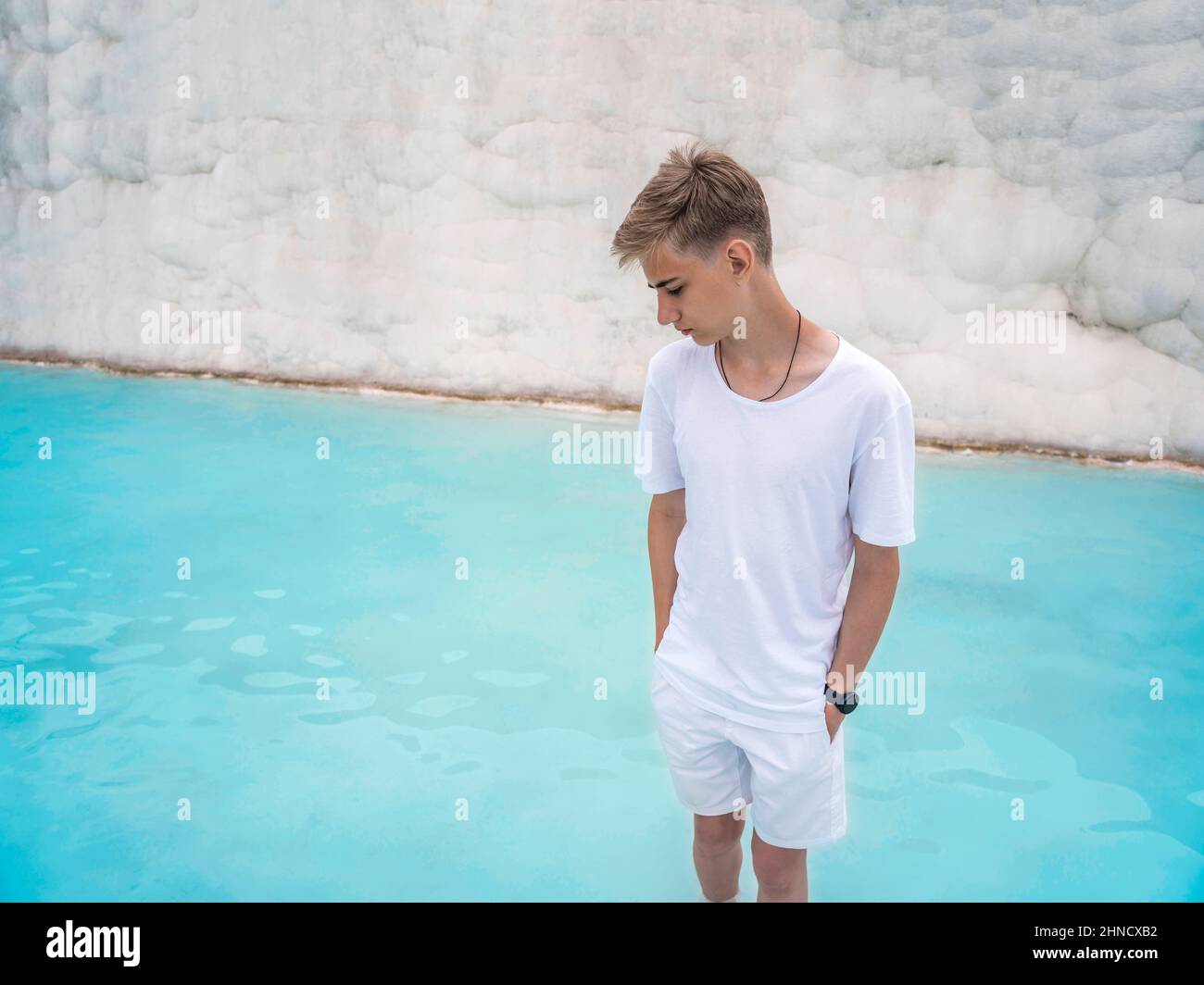 Bel ragazzo adolescente 15 -18 anni in una sorgente calda a Pamukkale, Turchia Foto Stock