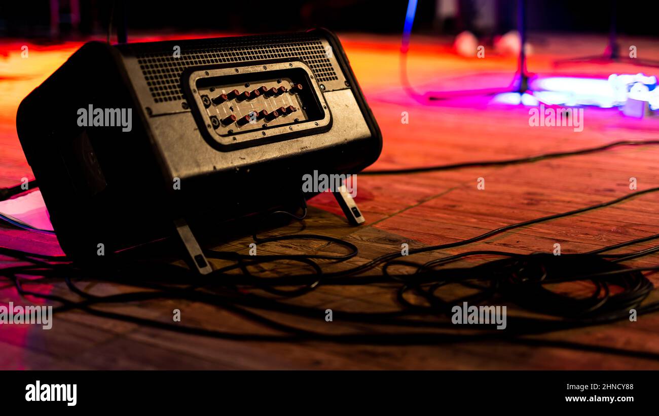 Monitor del palco di ascolto su un palco in legno. Oggetto illuminato con luce colorata. Foto Stock
