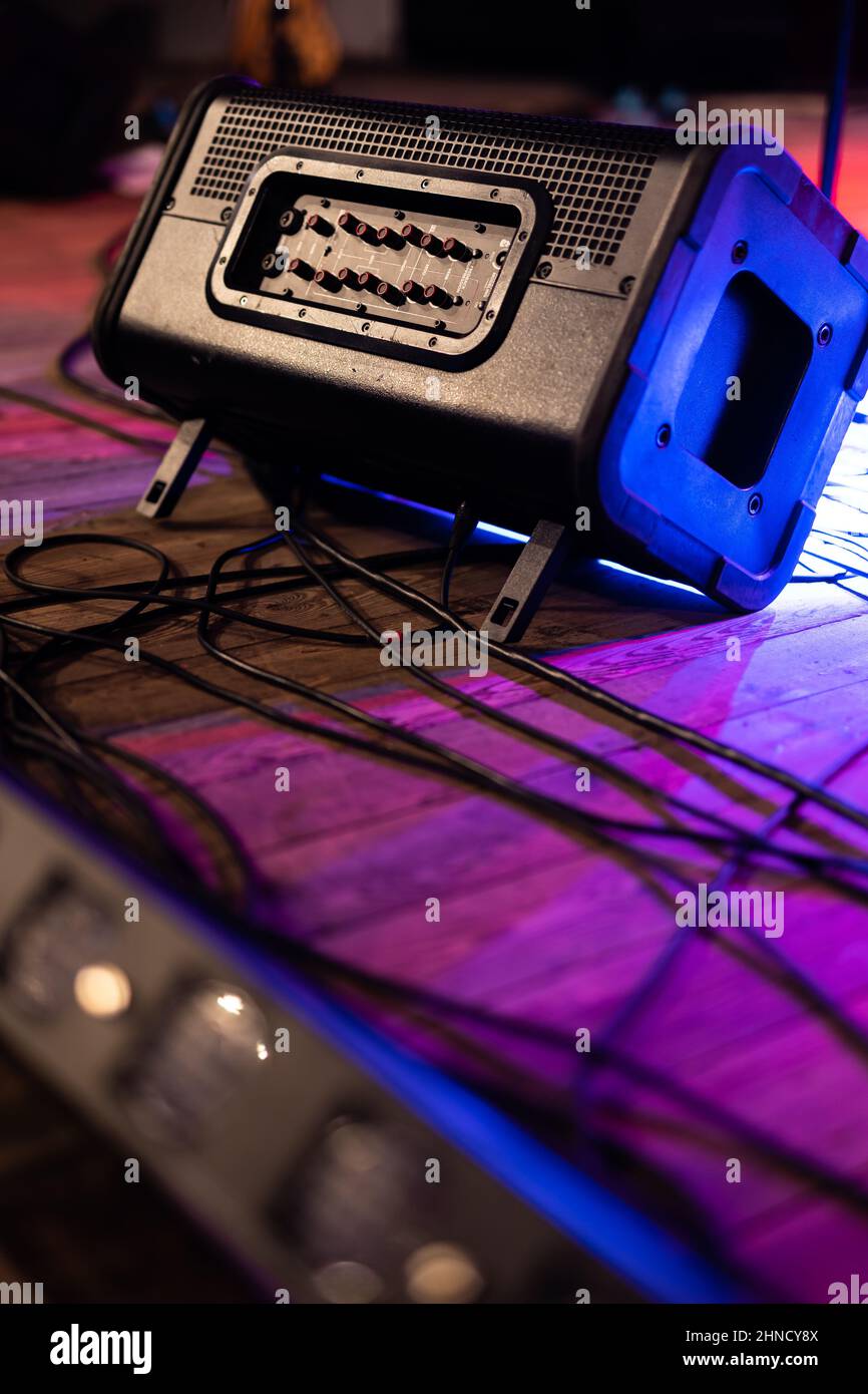 Monitor del palco di ascolto su un palco in legno. Oggetto illuminato con luce colorata. Foto Stock