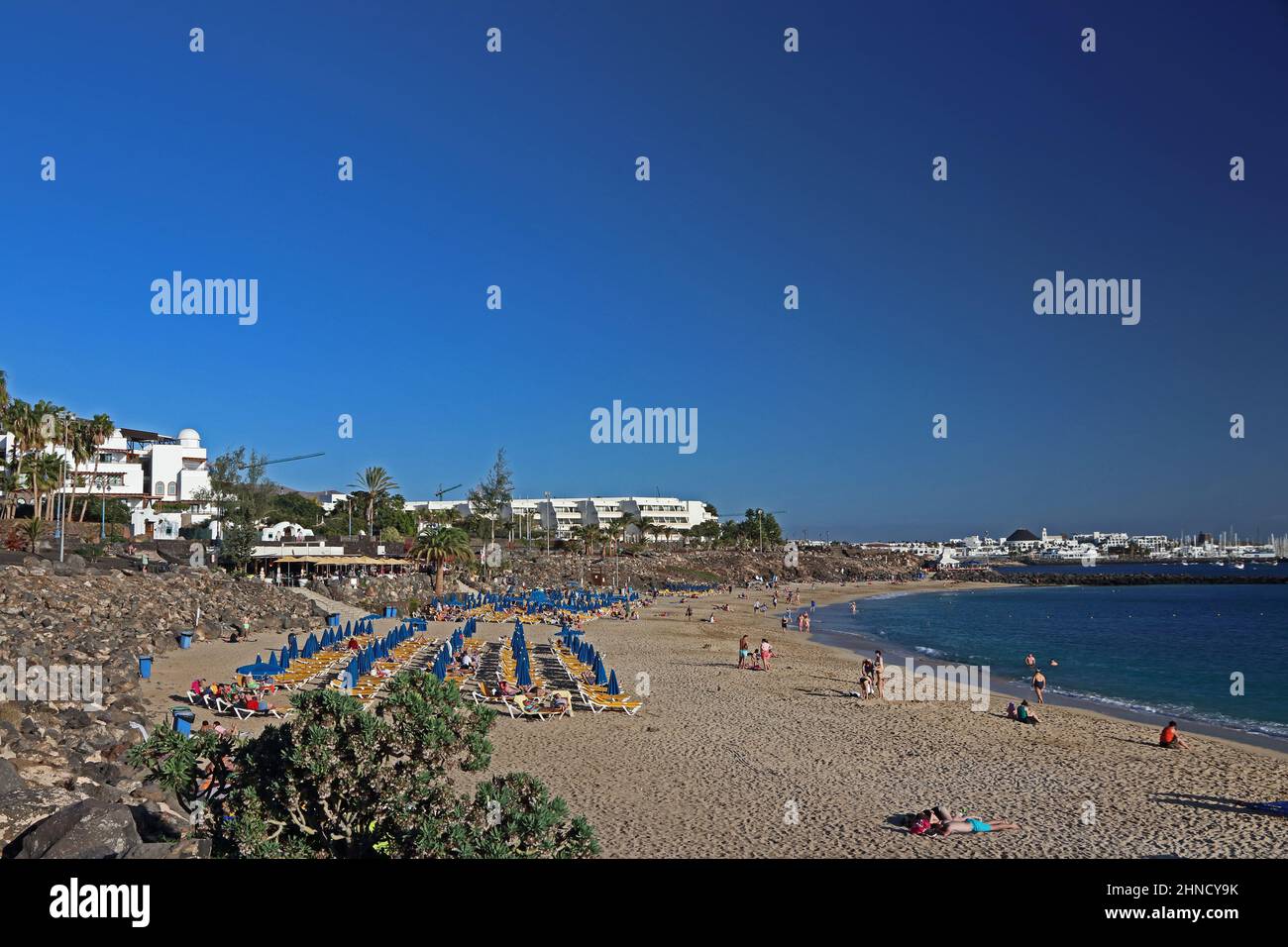 Vista lungo Playa Dorada, verso Rubicon Marina, Playa Blanca, Lanzarote Foto Stock
