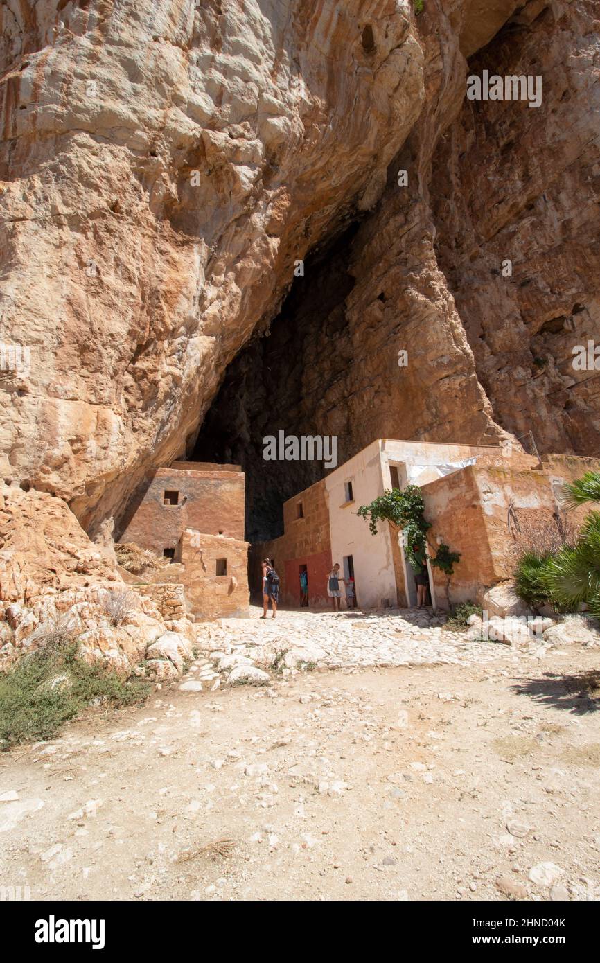 Un'antica grotta che ospita un villaggio abitato fino al 1950s, e che prende il nome dei suoi ultimi proprietari 'Grotta Mangiapane'. Custonaci, Sicilia. Foto Stock