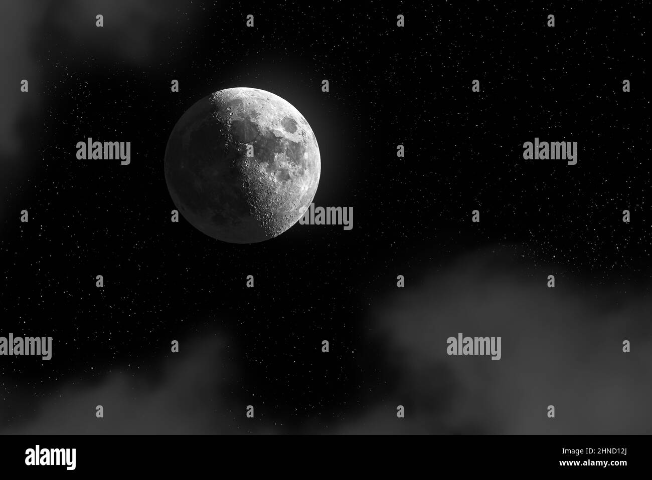Incredibile scenario di luna bianca brillante con crateri in cielo stellato nero con nuvole di notte Foto Stock