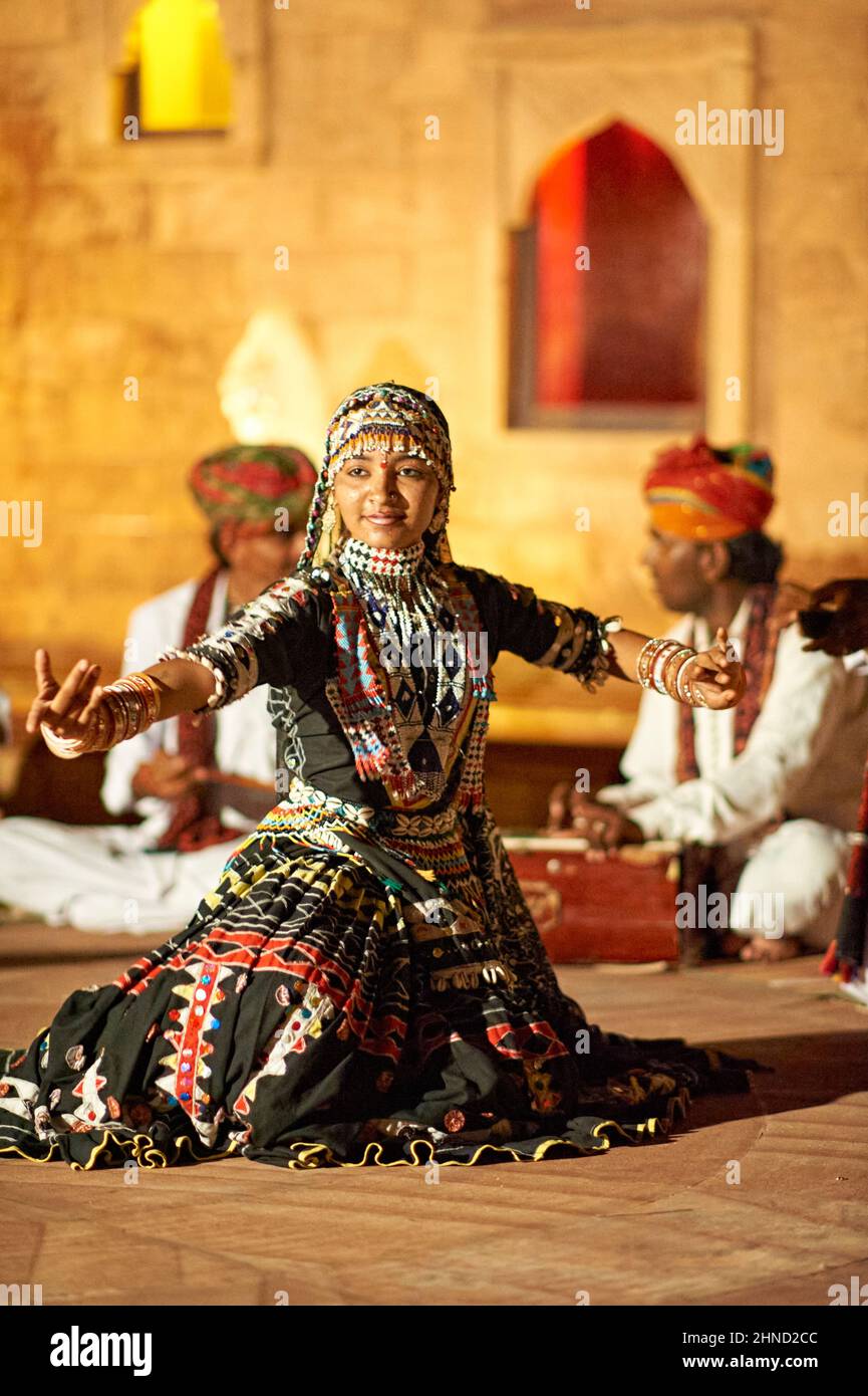 India Rajasthan. Spettacolo d'arte tradizionale e danze a Khimsar Foto Stock