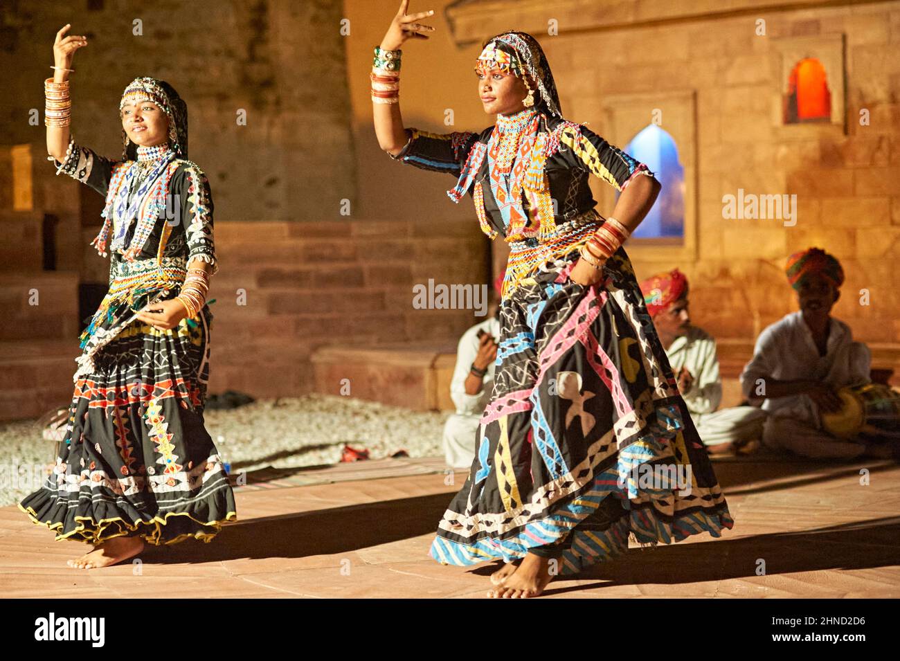 India Rajasthan. Spettacolo d'arte tradizionale e danze a Khimsar Foto Stock