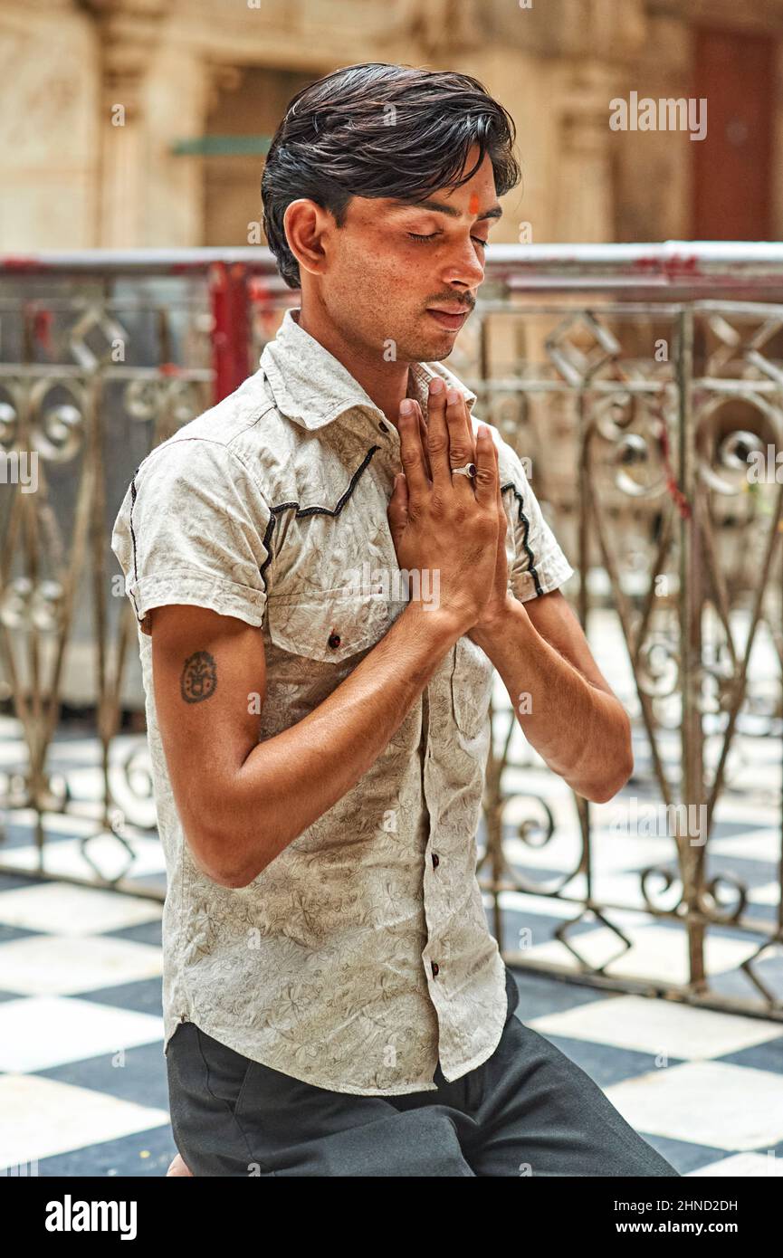 India Rajasthan. Un pellegrino nel tempio Shree Karni Mataj, il tempio di migliaia di ratti a Deshnok Foto Stock