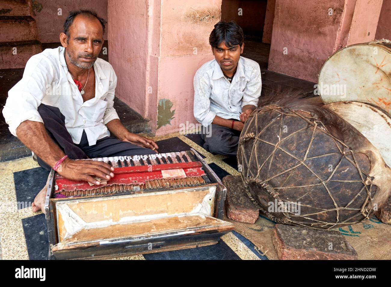 India Rajasthan. Esecuzione di musica per le strade di Deshnok Foto Stock
