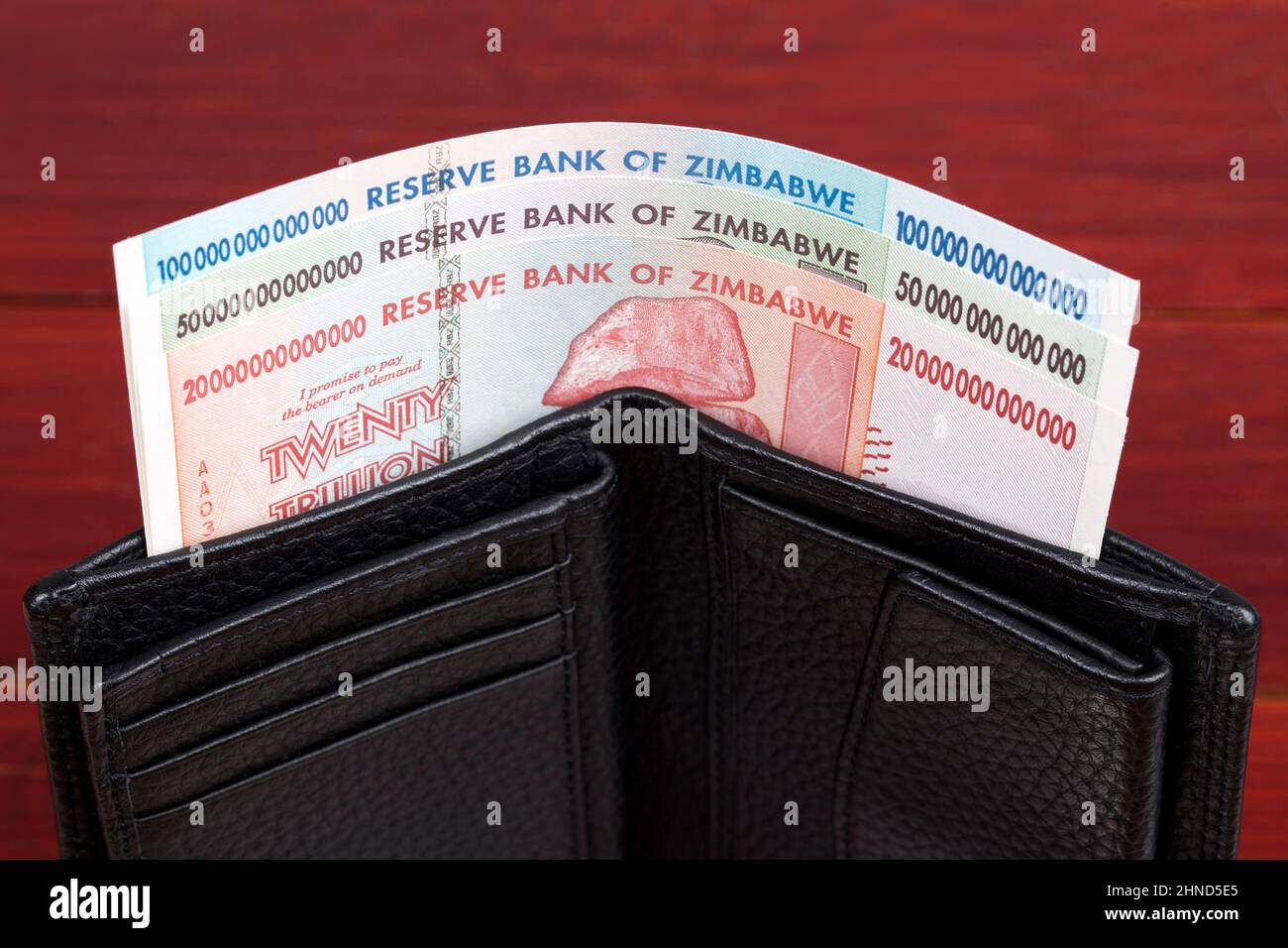 Vecchie banconote dello Zimbabwe - dollari nel portafoglio nero Foto Stock