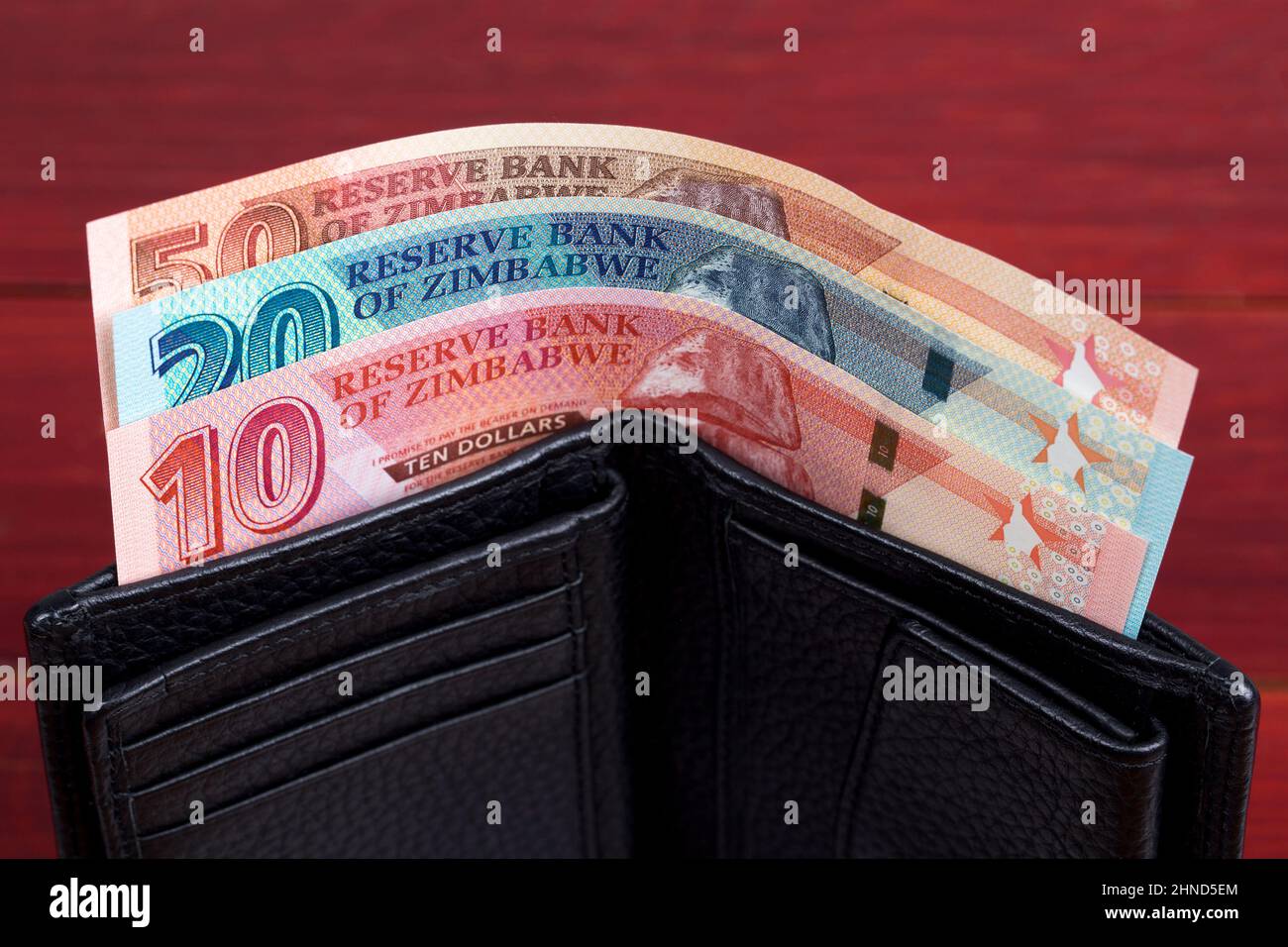 Banconote dello Zimbabwe - dollari nel portafoglio nero Foto Stock