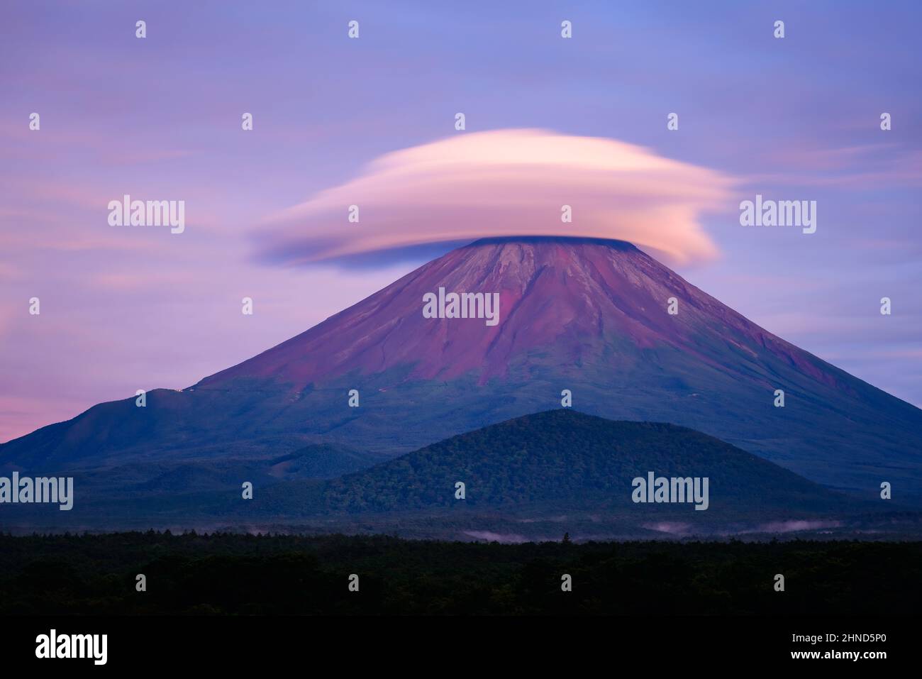 Monte Fuji con Nuvole in una notte Moonlit Foto Stock