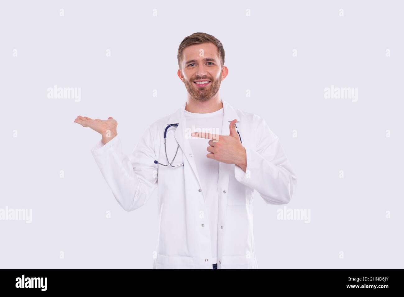 Medico mostrante mano a lato che lo indica. Lavoratore medico. Concetto di gesto isolato Foto Stock