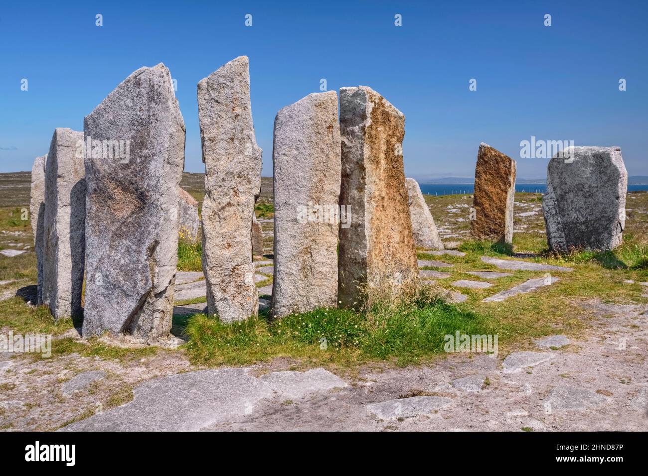 Irlanda, County Mayo, ricreazione moderna di un cerchio di pietra noto come 'il Twist di Deirbhle' sul North Mayo Sculpture Trail. Foto Stock